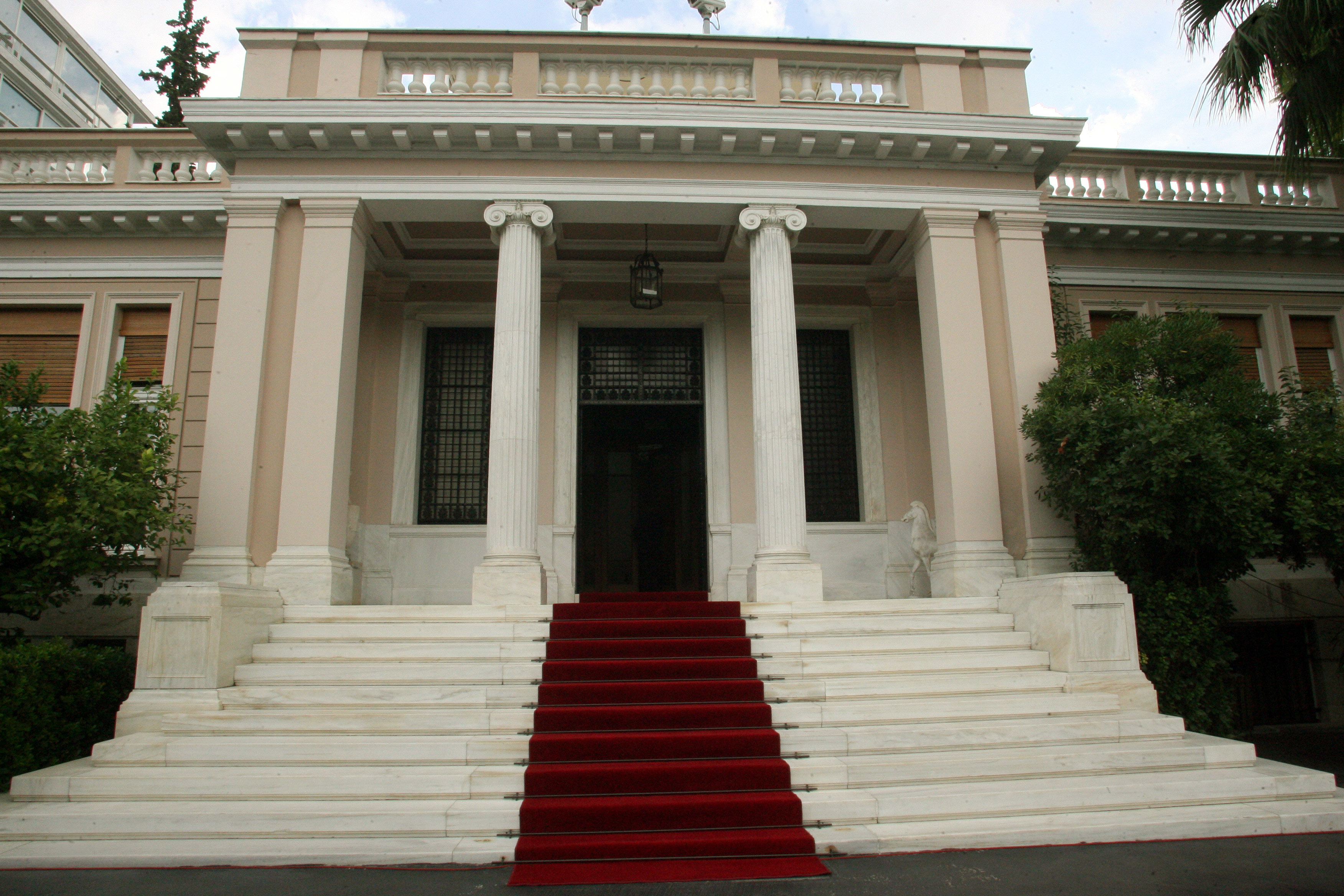 Σφοδρή επίθεση της κυβέρνησης σε ΣΥΡΙΖΑ-ΚΚΕ – Τους αποκαλεί “Συμμορία της Δραχμής”