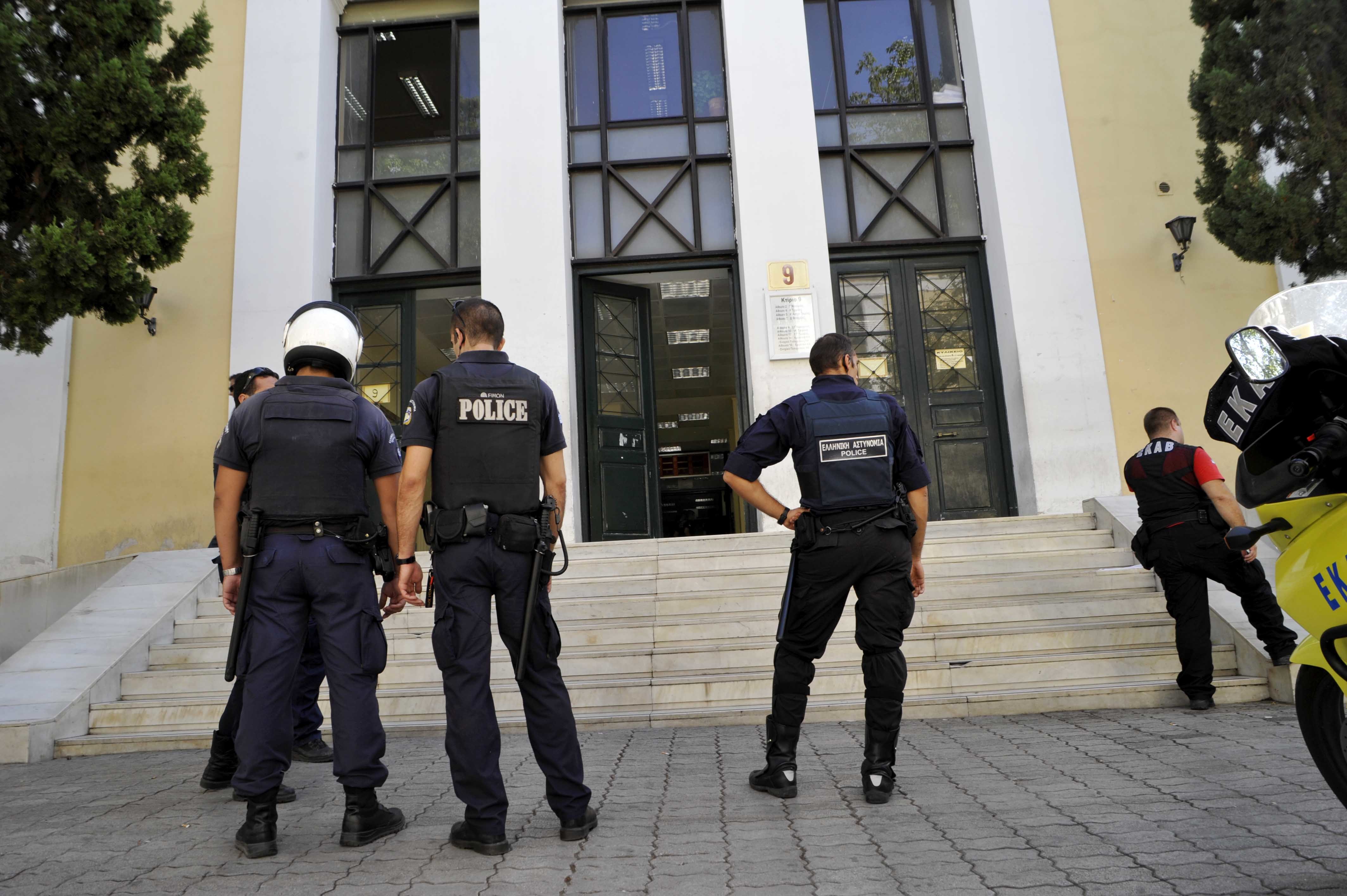 Πρώτα δολοφονία και τώρα απόδραση! – Ξέφραγο αμπέλι η Ευελπίδων – Αλλοδαπός έφυγε την ώρα της μεταφοράς του στον εισαγγελέα