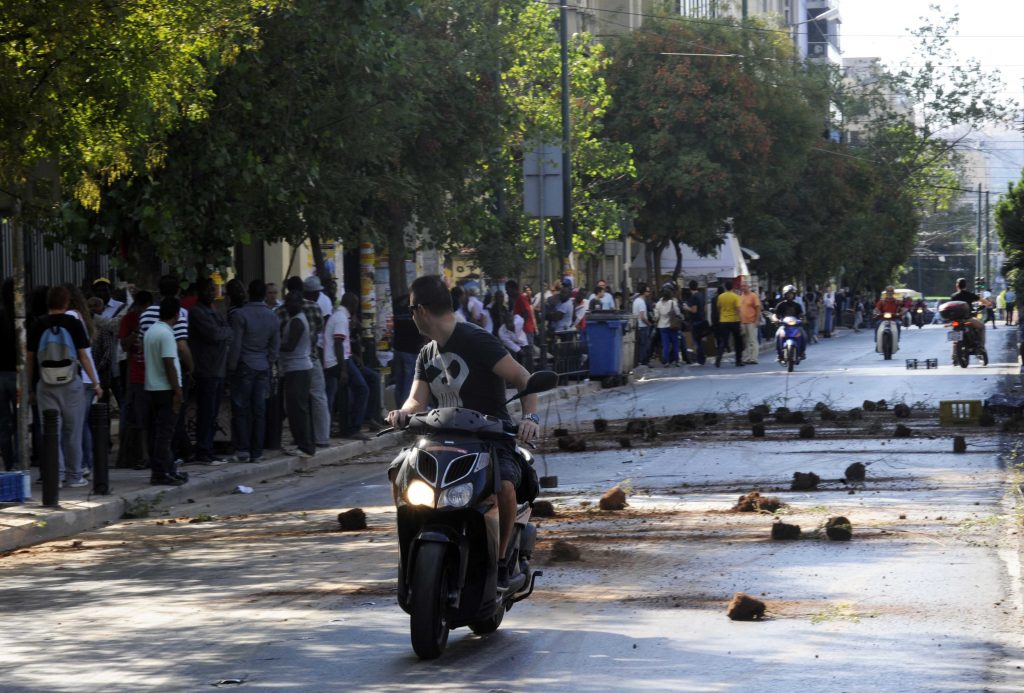 “Μπάζωσαν” την Πατησίων! – Νέα επεισόδια με τους παράνομους μικροπωλητές στην ΑΣΟΕΕ