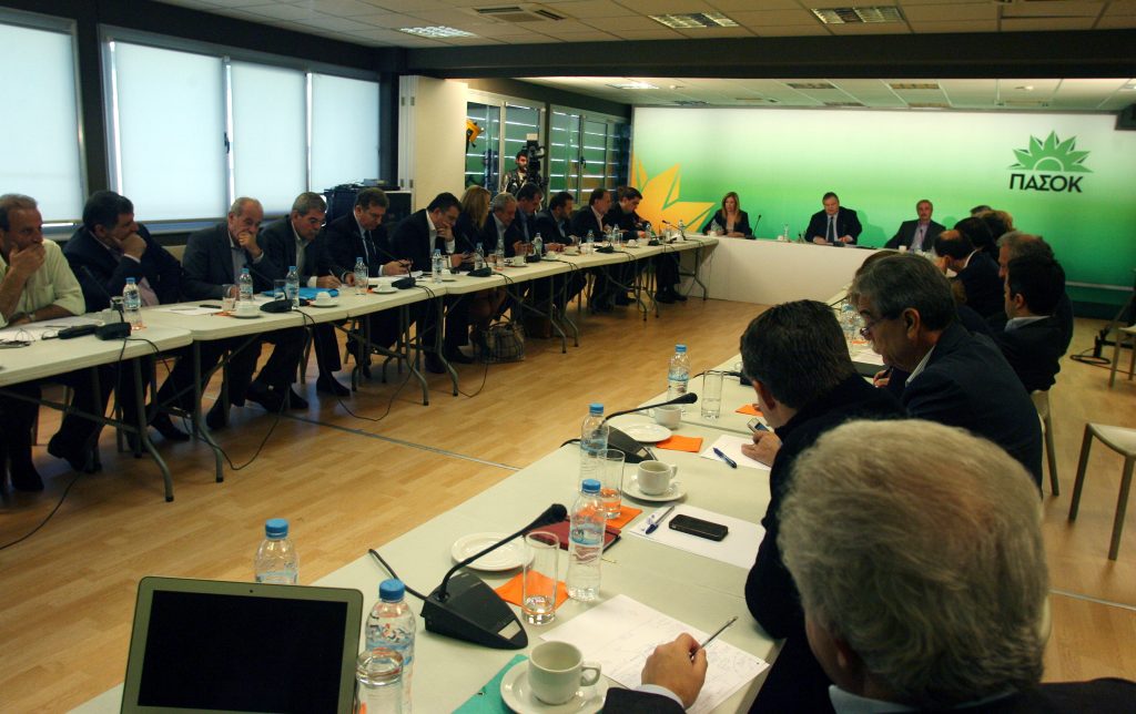 Δεν ψηφίζουν τα μέτρα Σκανδαλίδης, Κασσής, Παραστατίδης – Κοντά στο όχι ο Κουτσούκος – Σάλος στην Κ.Ο. του ΠΑΣΟΚ