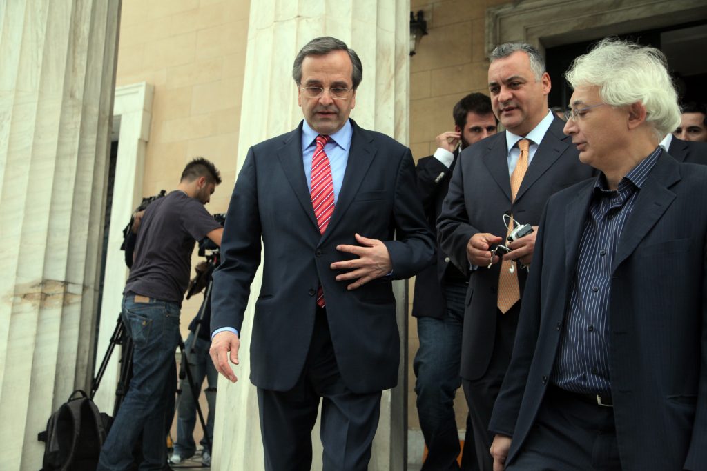 Η βόλτα Σαμαρά και τα συναπαντήματά του στην Πλατεία Συντάγματος! – ΦΩΤΟ
