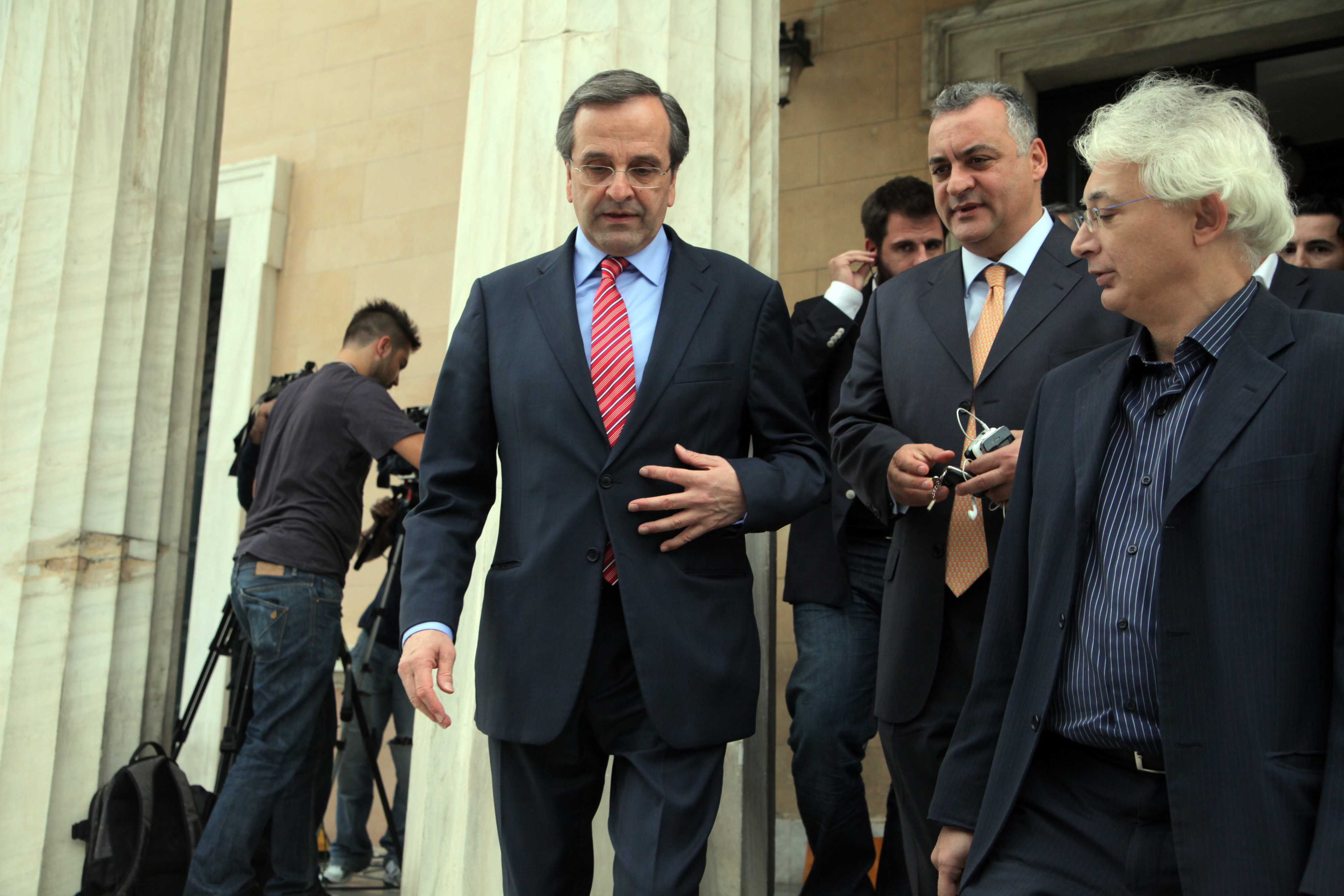 Η βόλτα Σαμαρά και τα συναπαντήματά του στην Πλατεία Συντάγματος! – ΦΩΤΟ