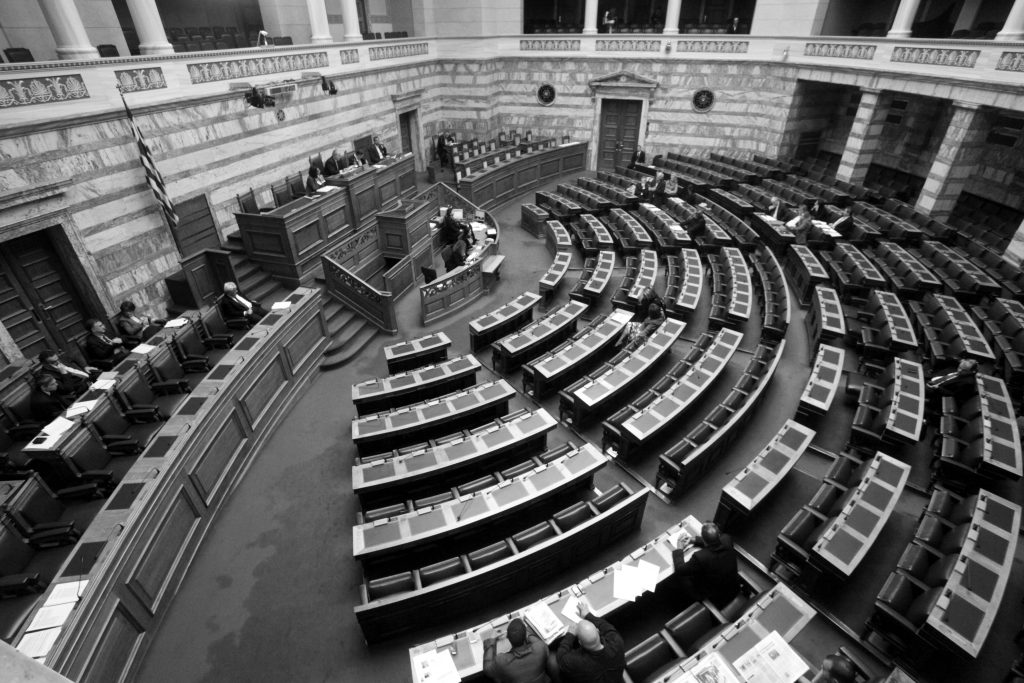 Βουλευτές:Υποκρίνονται ότι κάνουν περικοπές στους εαυτούς τους!