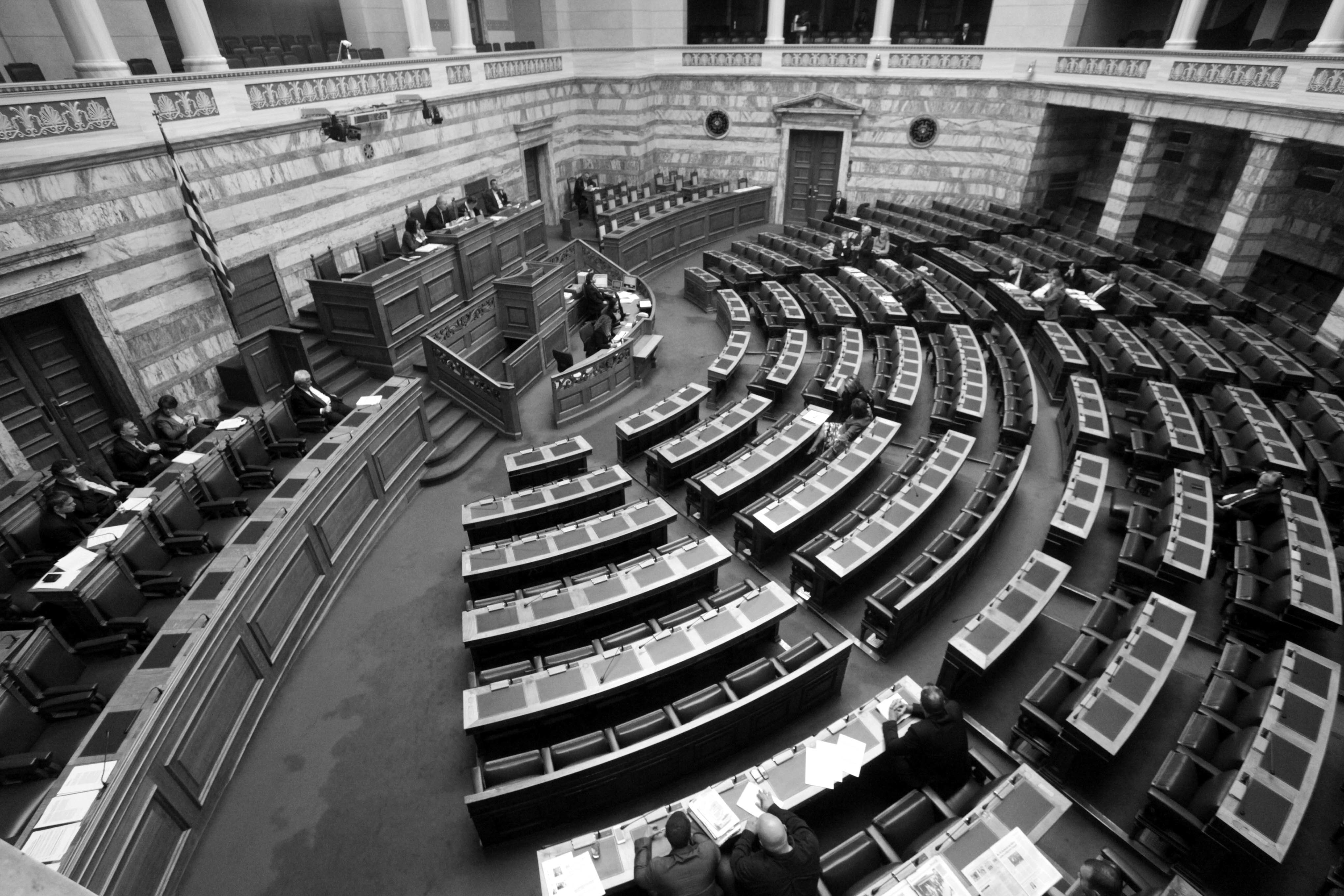 Βουλευτές:Υποκρίνονται ότι κάνουν περικοπές στους εαυτούς τους!