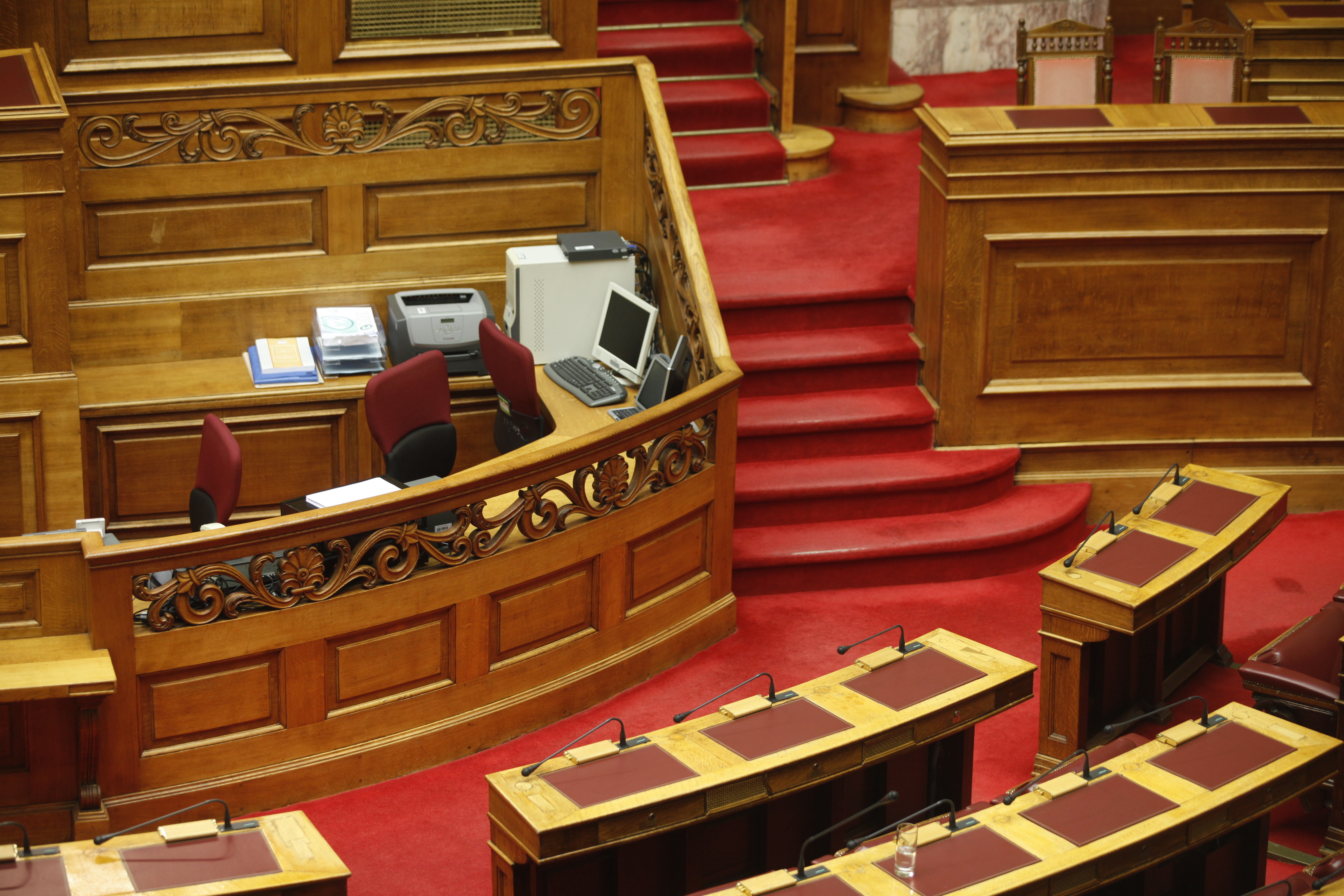 Νέο επεισόδιο στο σήριαλ «Κυβέρνηση – υπάλληλοι της Βουλής»! – Τους κόβουν κι άλλα!