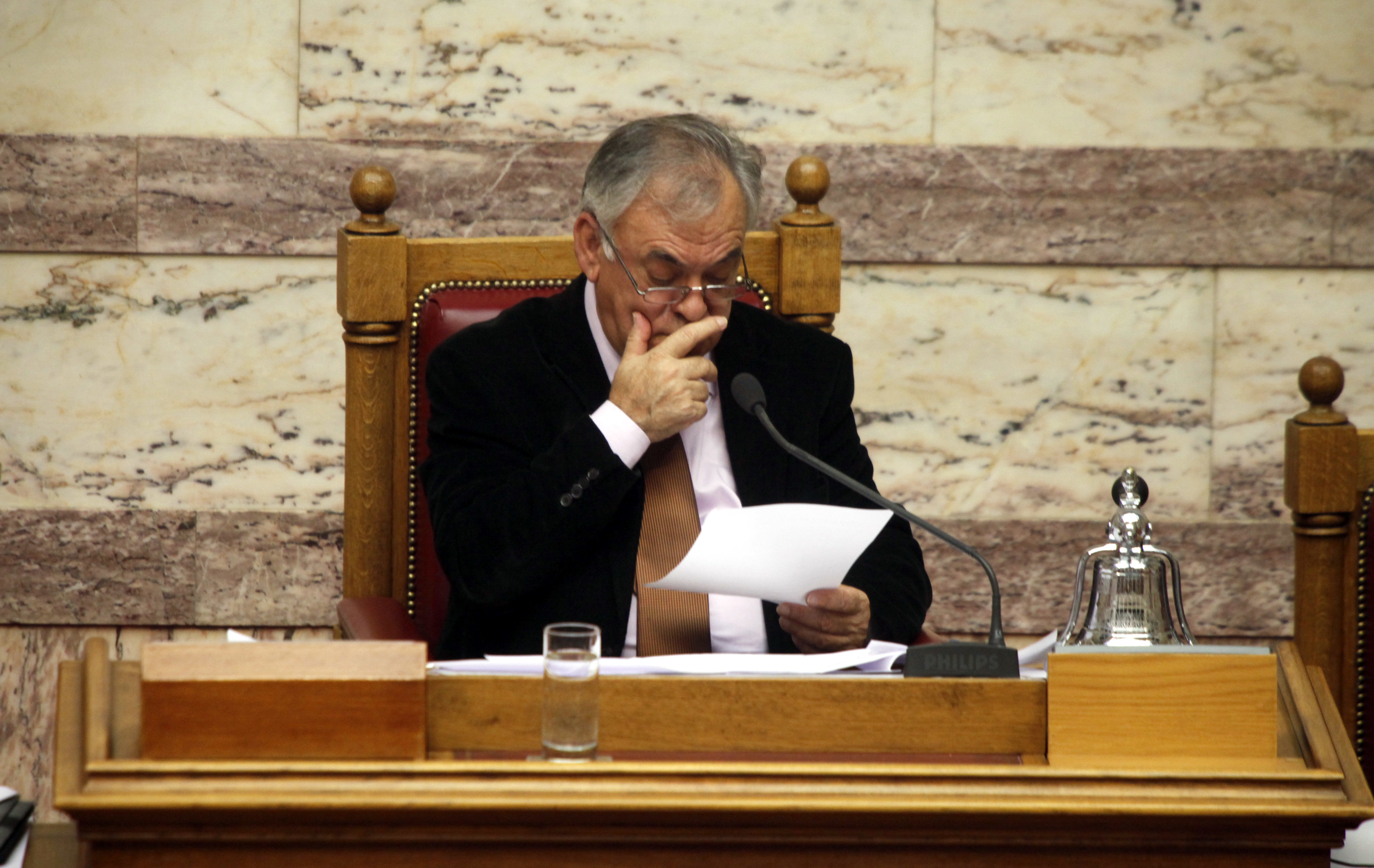 Γράφουν τη Βουλή στα παλιά τους τα παπούτσια!