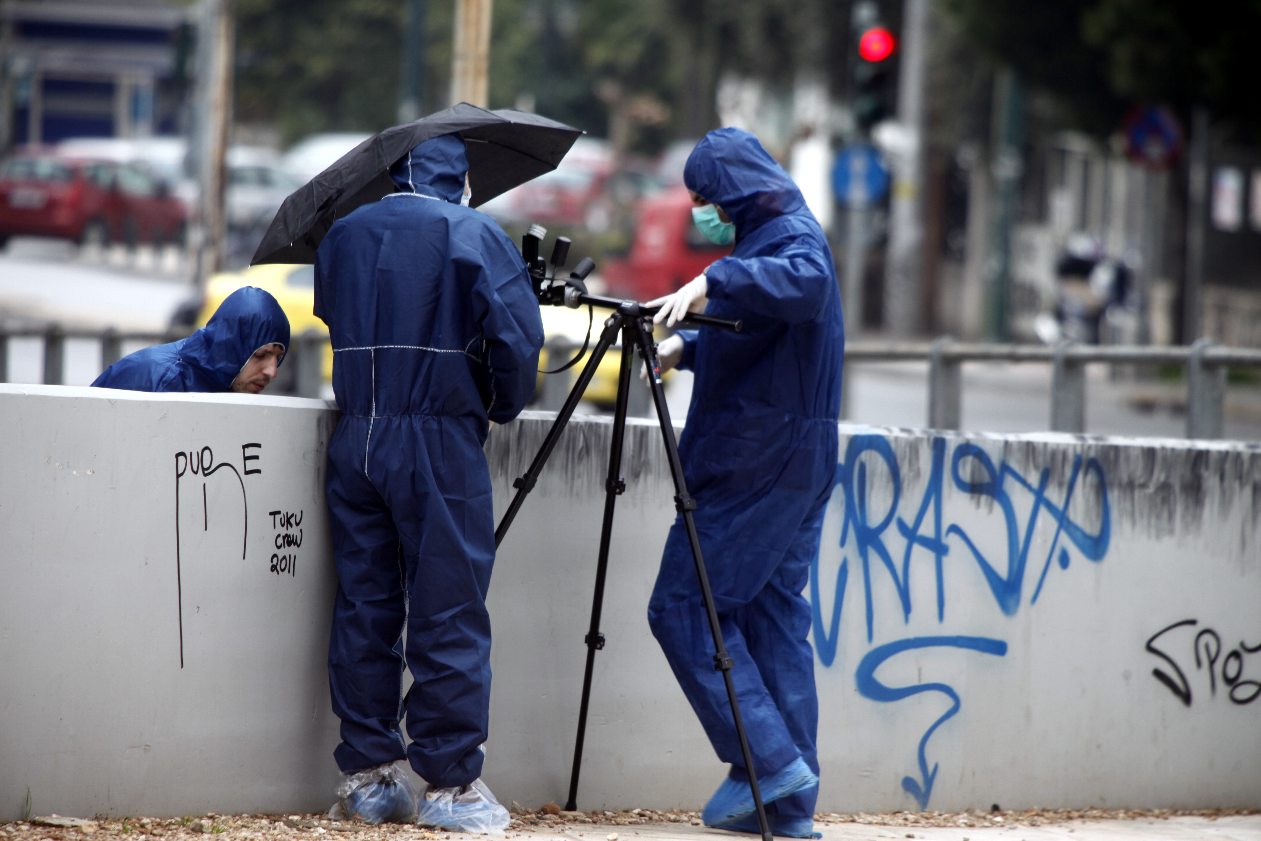 Αυτόπτης μάρτυρας της επίθεσης στα γραφεία της ΝΔ στο Newsit: Τα είδα όλα από το παράθυρο του σπιτιού μου!