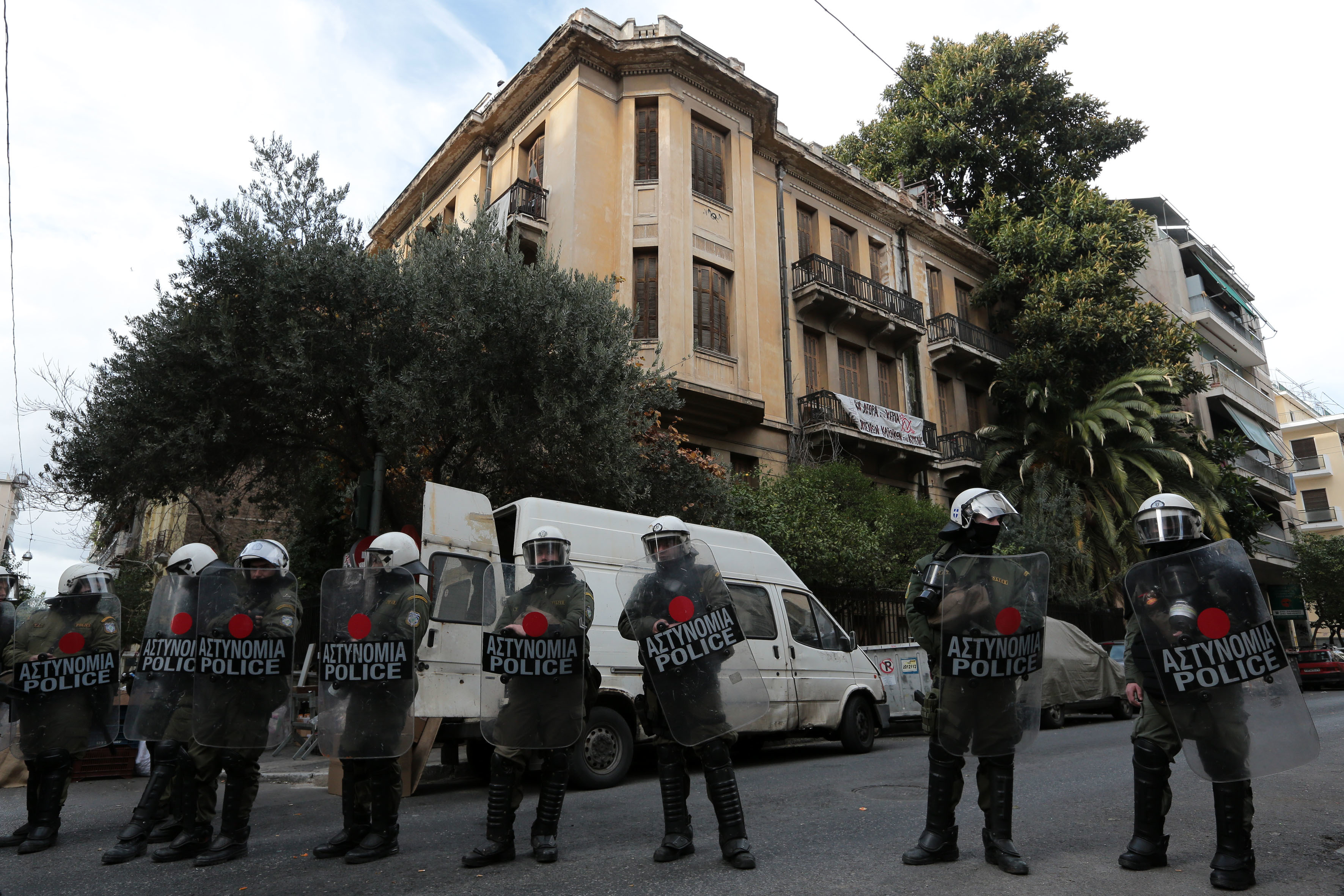 Στα χέρια των καταληψιών πάλι το κτίριο στην οδό Λέλας Καραγιάννη