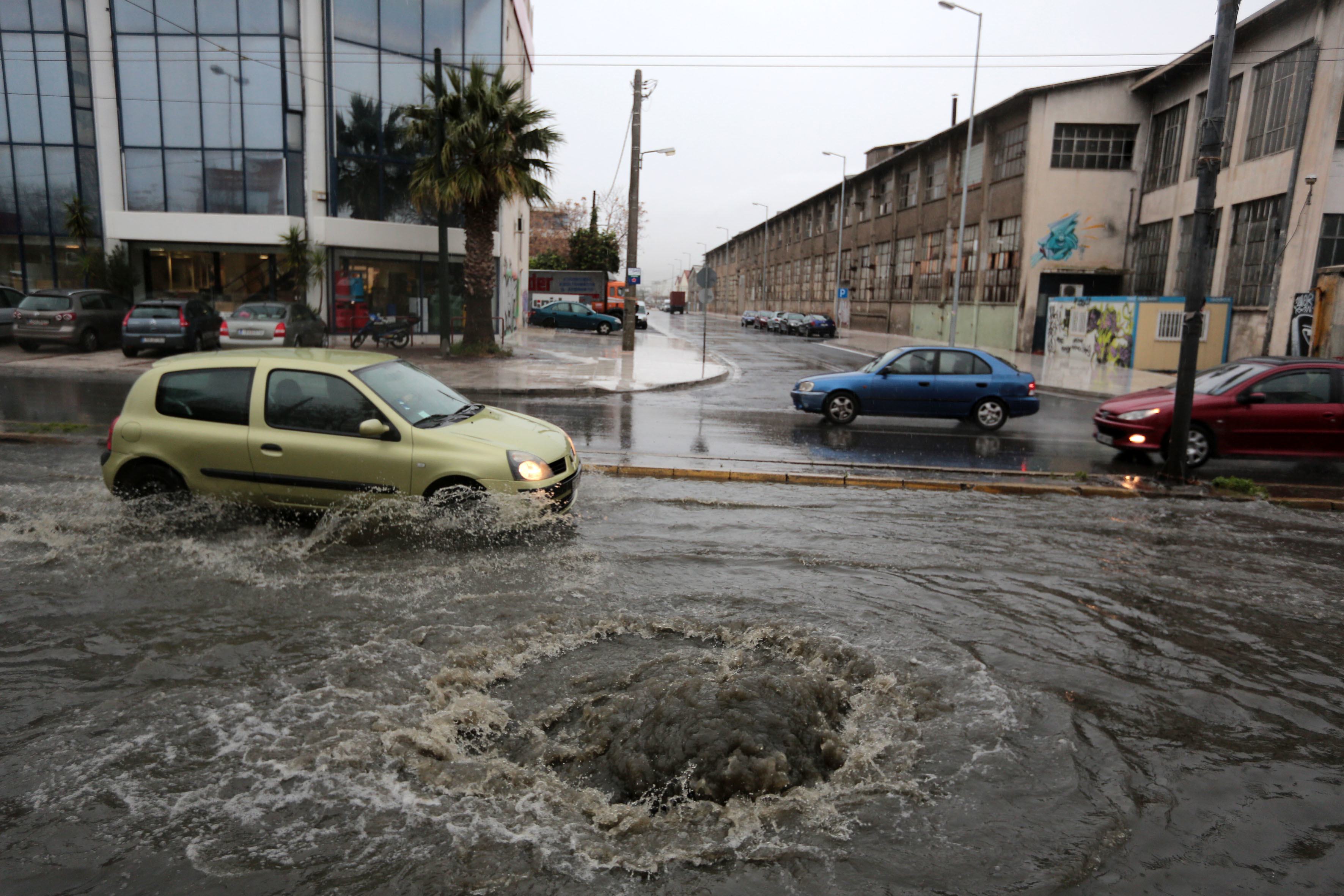 Έντονα καιρικά φαινόμενα τις επόμενες ώρες στην Αττική – Απέραντο μποτιλιάρισμα στους δρόμους της Αθήνας