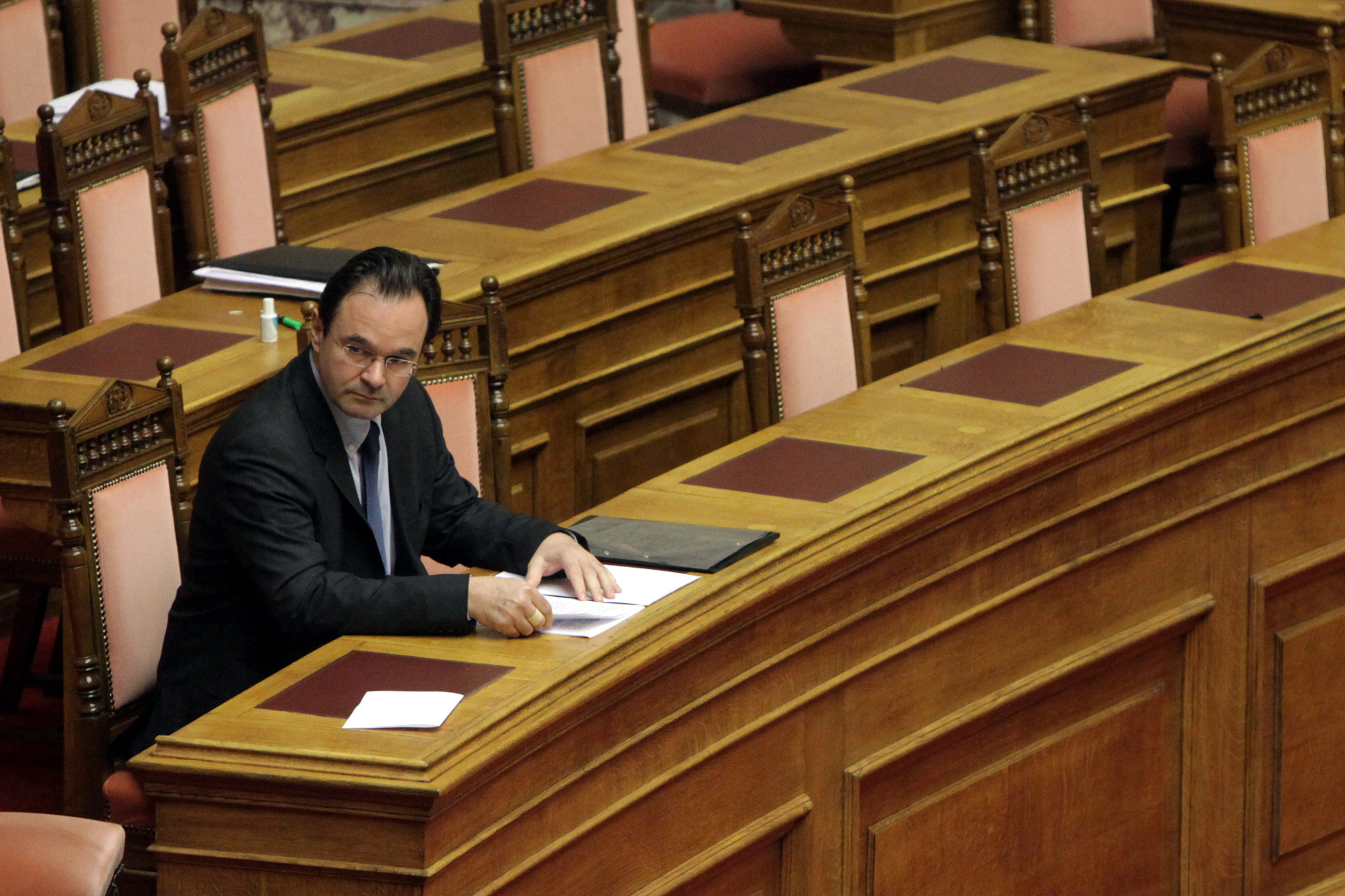 Αμίλητος και σκυθρωπός έφτασε στην Βουλή ο Γ. Παπακωνσταντίνου