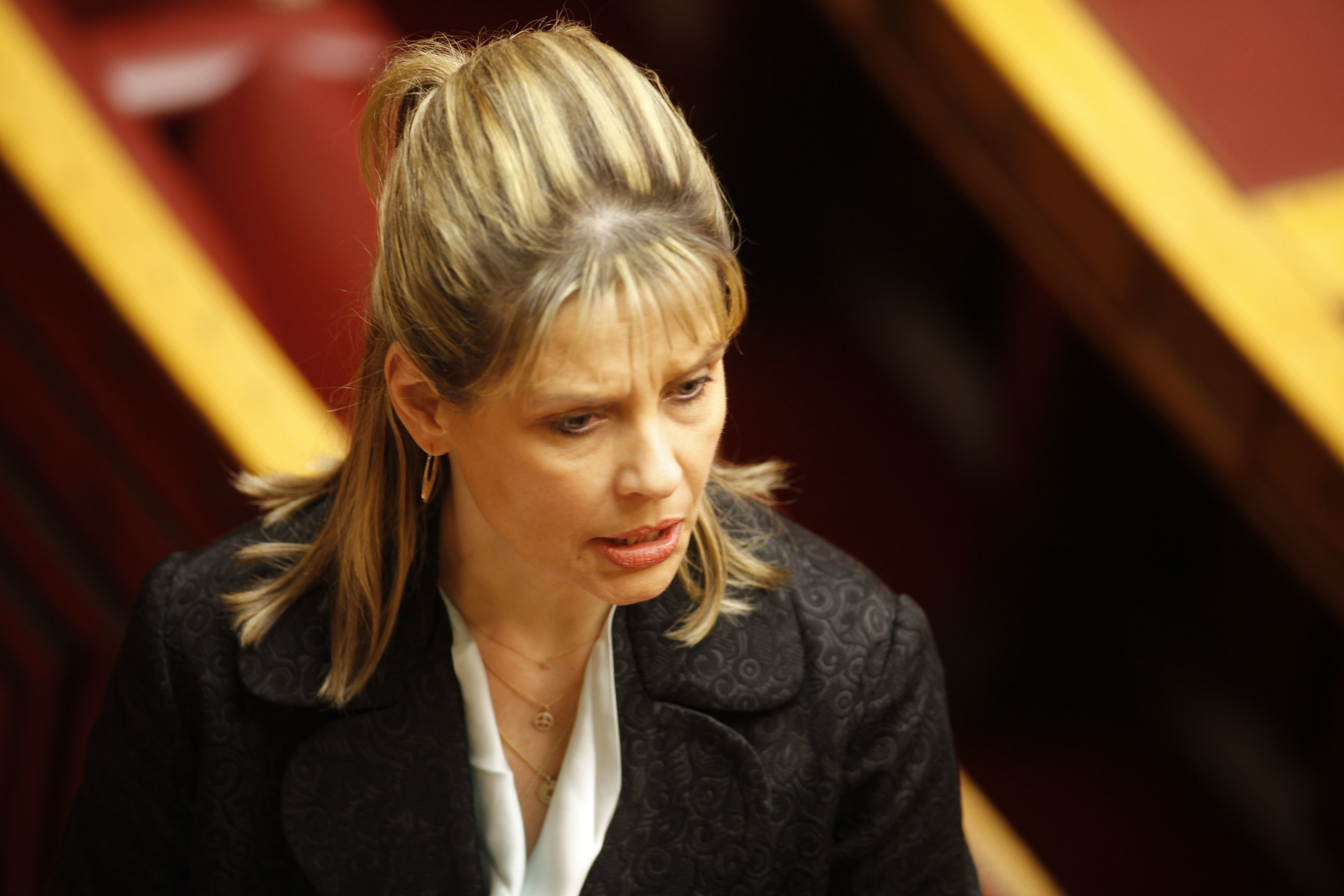 Έξαλλη με την «αστυνομία μόδας» της Βουλής η Κατερίνα Παπακώστα