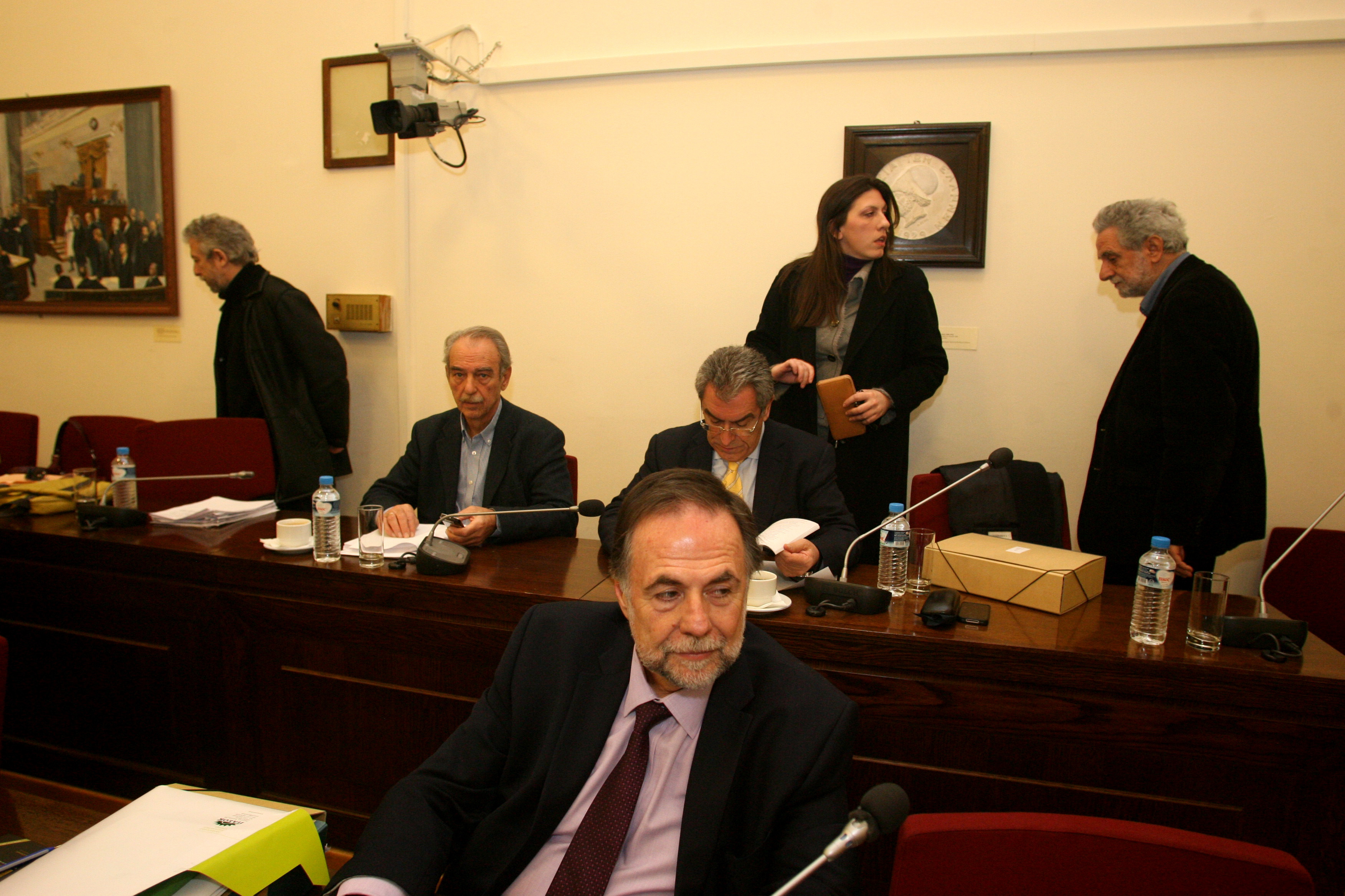 Ενοχλημένοι και οι υπάλληλοι της Βουλής από την Ζ.Κωνσταντοπούλου