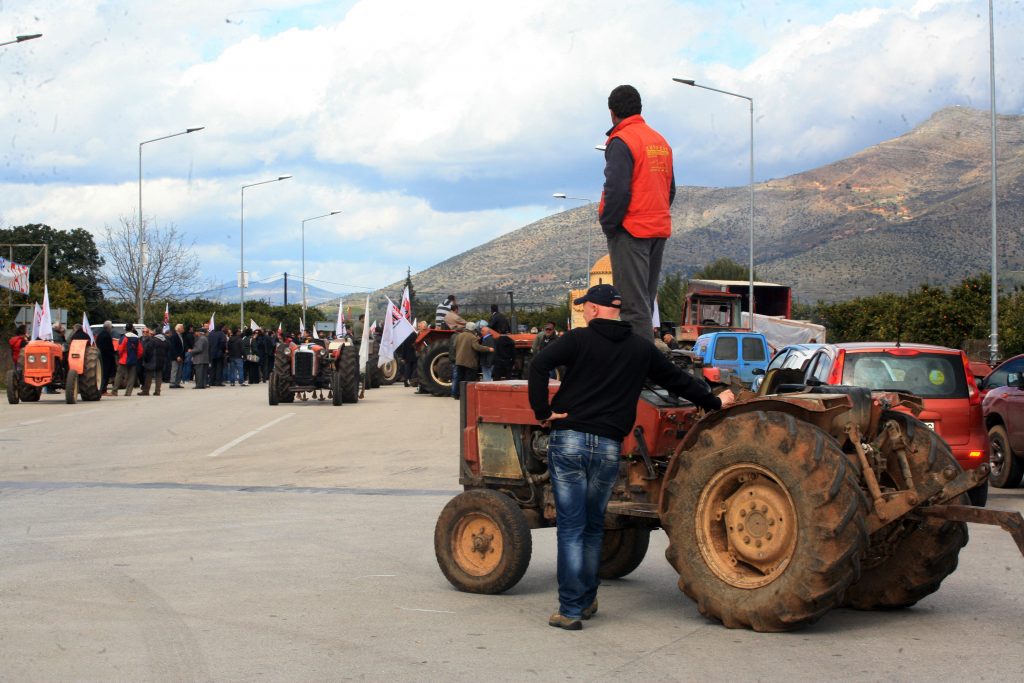 Μοιράζει λεφτά για να σπάσει μπλόκα αγροτών η κυβέρνηση