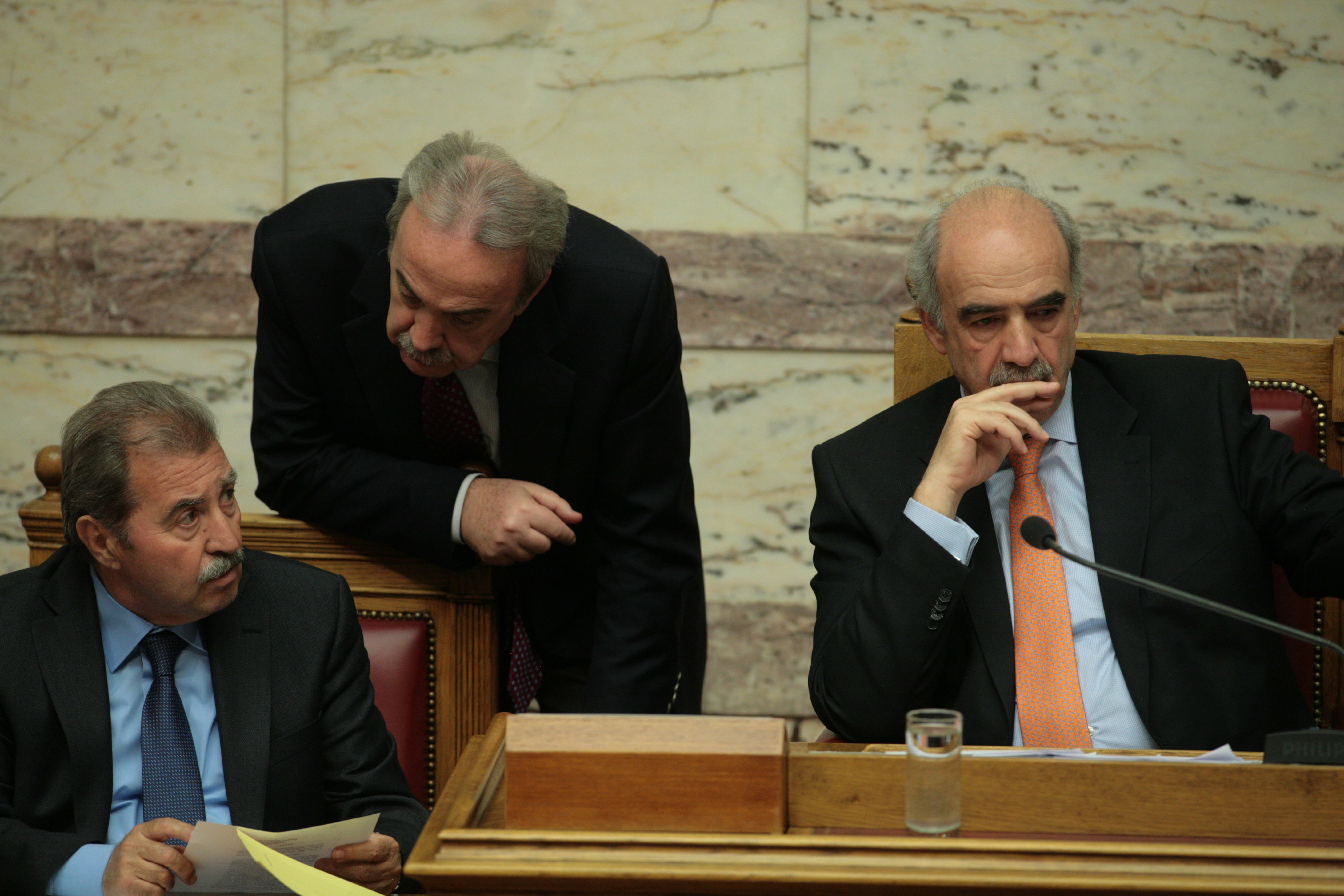 Άγριες κόντρες στην Βουλή στον απόηχο του κλεισίματος της ΕΡΤ – ΒΙΝΤΕΟ