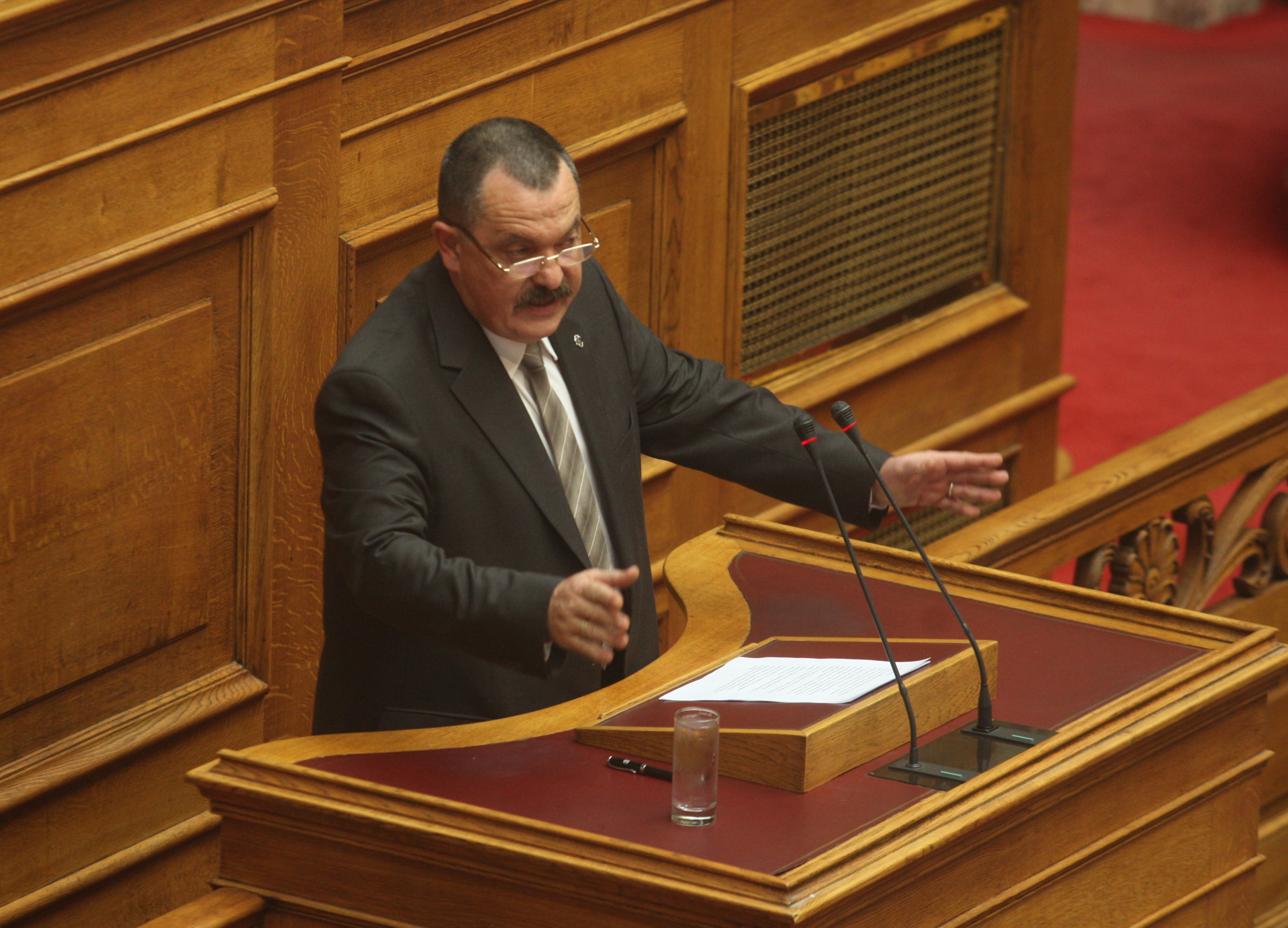 Βουλή: Παππάς σε Γεωργιάδη: Περιφέρεσαι σαν την κανάρα!