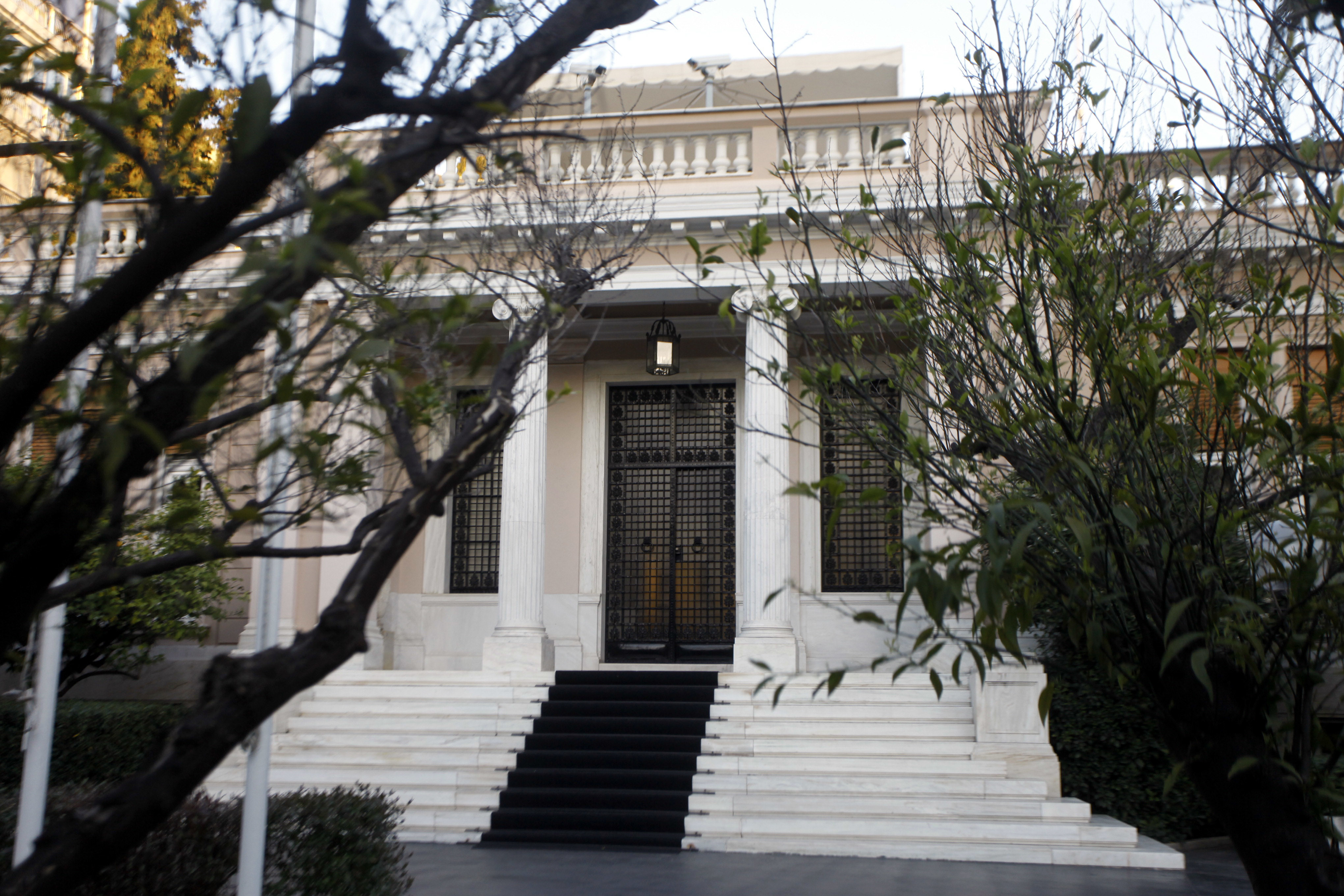 Μίνι υπουργικό για απολύσεις και οργανογράμματα υπουργείων