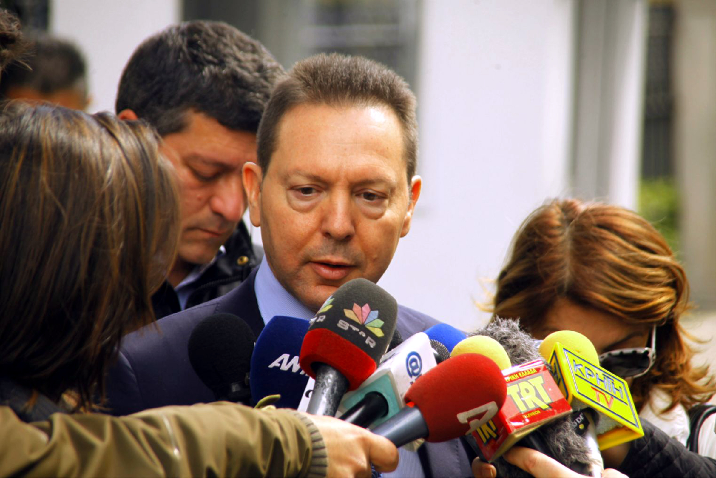 Το χαράτσι μένει έστω και μικρότερο, ο Στουρνάρας… αισιοδοξεί και διαψεύδει παράταση στα παζάρια με την τρόικα