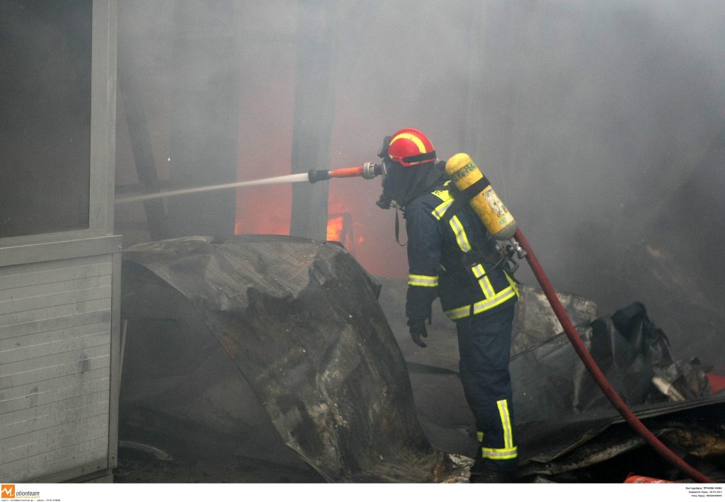Φωτιά σε εργοστάσιο χαρτικών στον Ασπρόπυργο