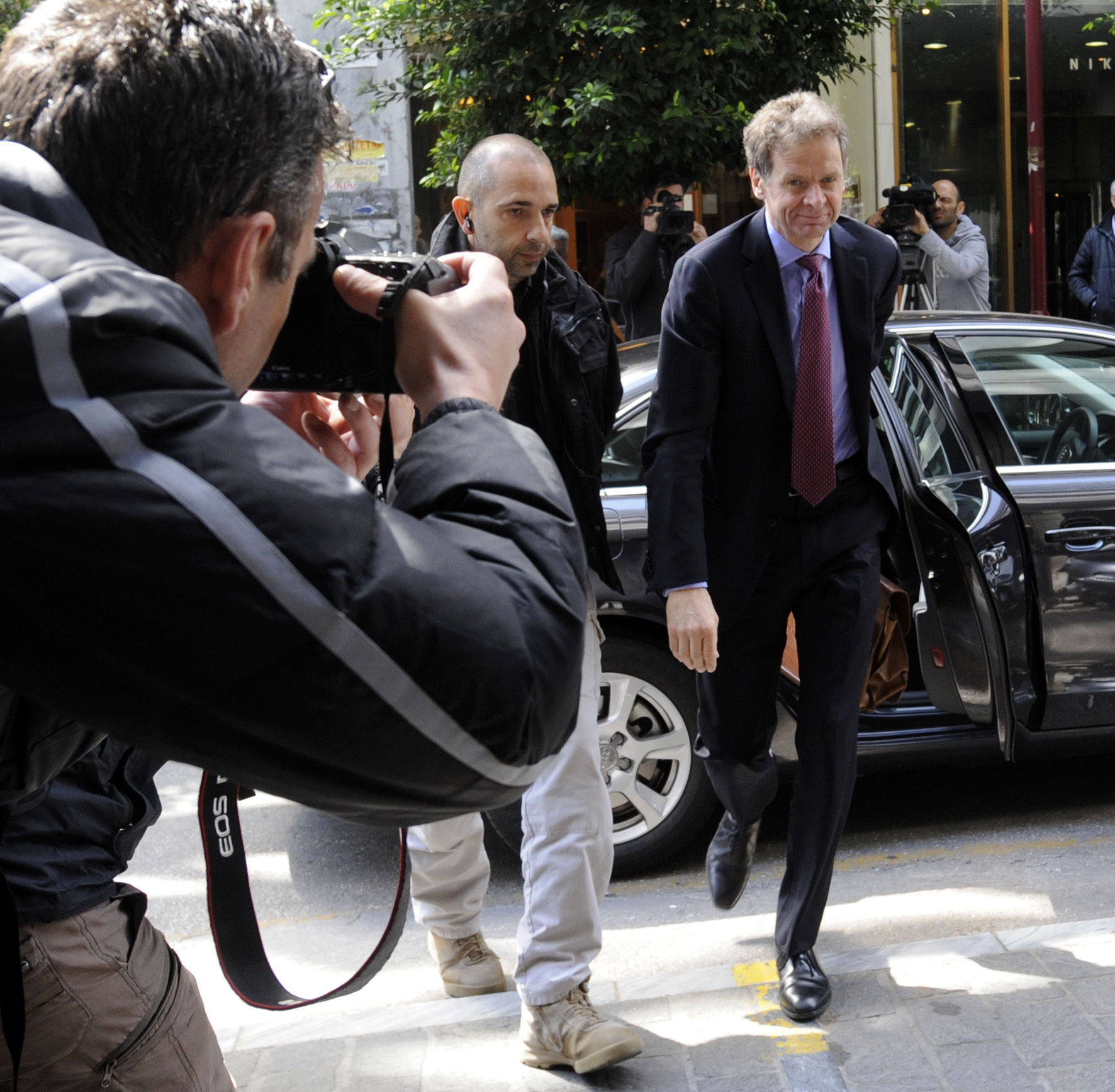 Νεα συνάντηση Στουρνάρα – τρόικας – Αν δεν απολυθούν 2.000 άμεσα από το Δημόσιο, δόση δεν έχει…