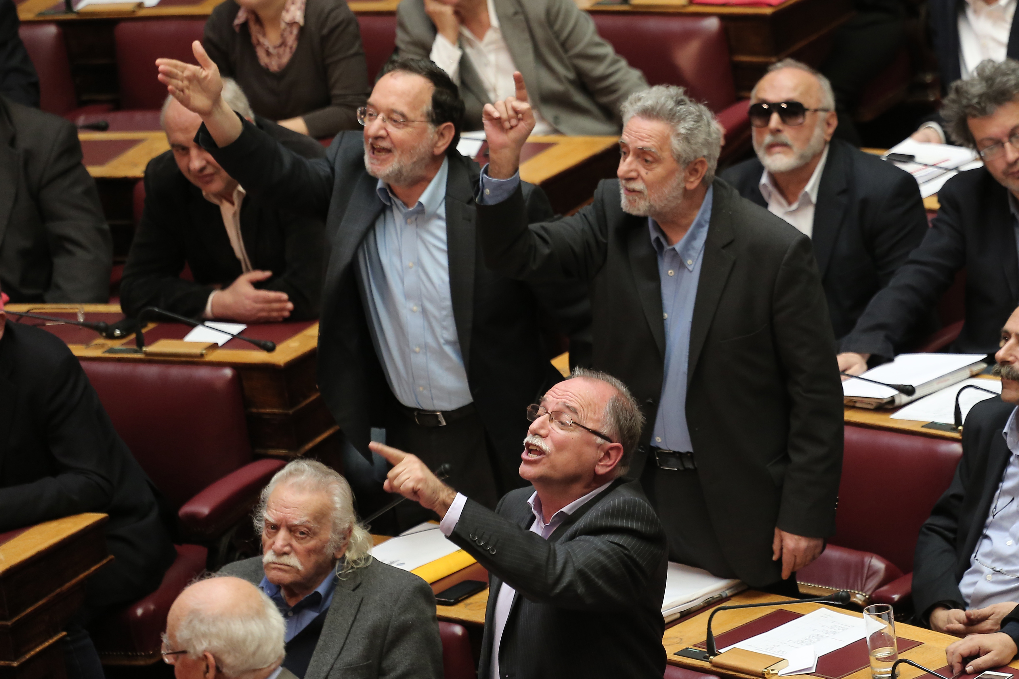 Τους έπιασαν στον ύπνο! – Πέρασαν τροπολογία για τα δάνεια των κομμάτων χωρίς ονομαστική ψηφοφορία!