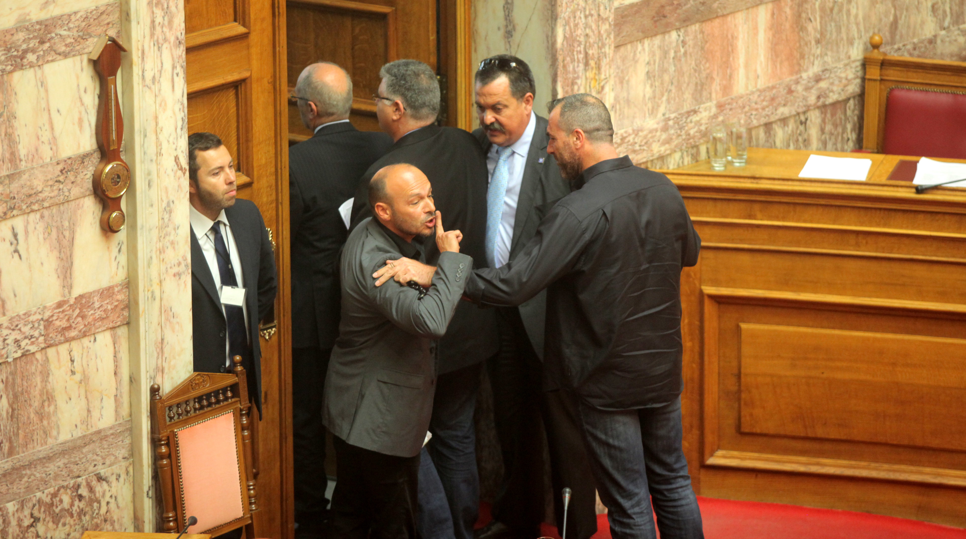 Σάλος με το Χάιλ Χίτλερ στη Βουλή! Χρυσή Αυγή: Δεν το είπαμε εμείς αλλά ο Κοντονής του ΣΥΡΙΖΑ – Η οργισμένη απάντηση του βουλευτή στο Newsit