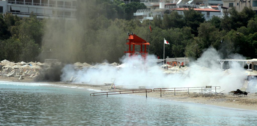 Δείτε την στιγμή της εξουδετέρωσης της οβίδας στην πλαζ της Βουλιαγμένης – ΦΩΤΟ