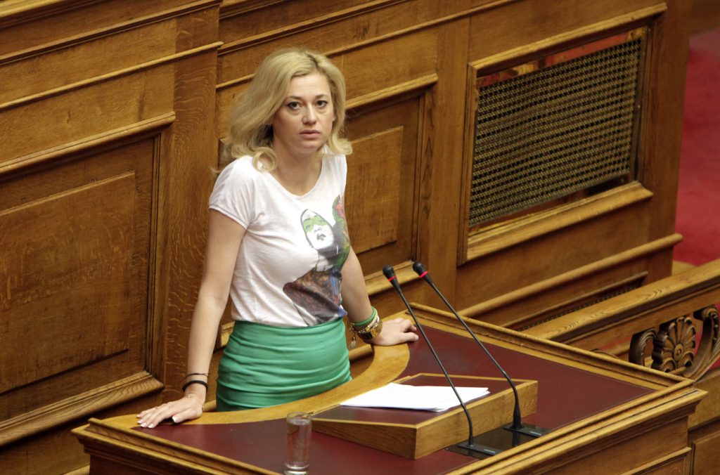 Πως ακριβώς εννοείται το ευπρεπώς ενδεδυμένος; Εγινε παρατήρηση στην Ραχήλ Μακρή γιατί φορούσε φούστα – μπλούζα!