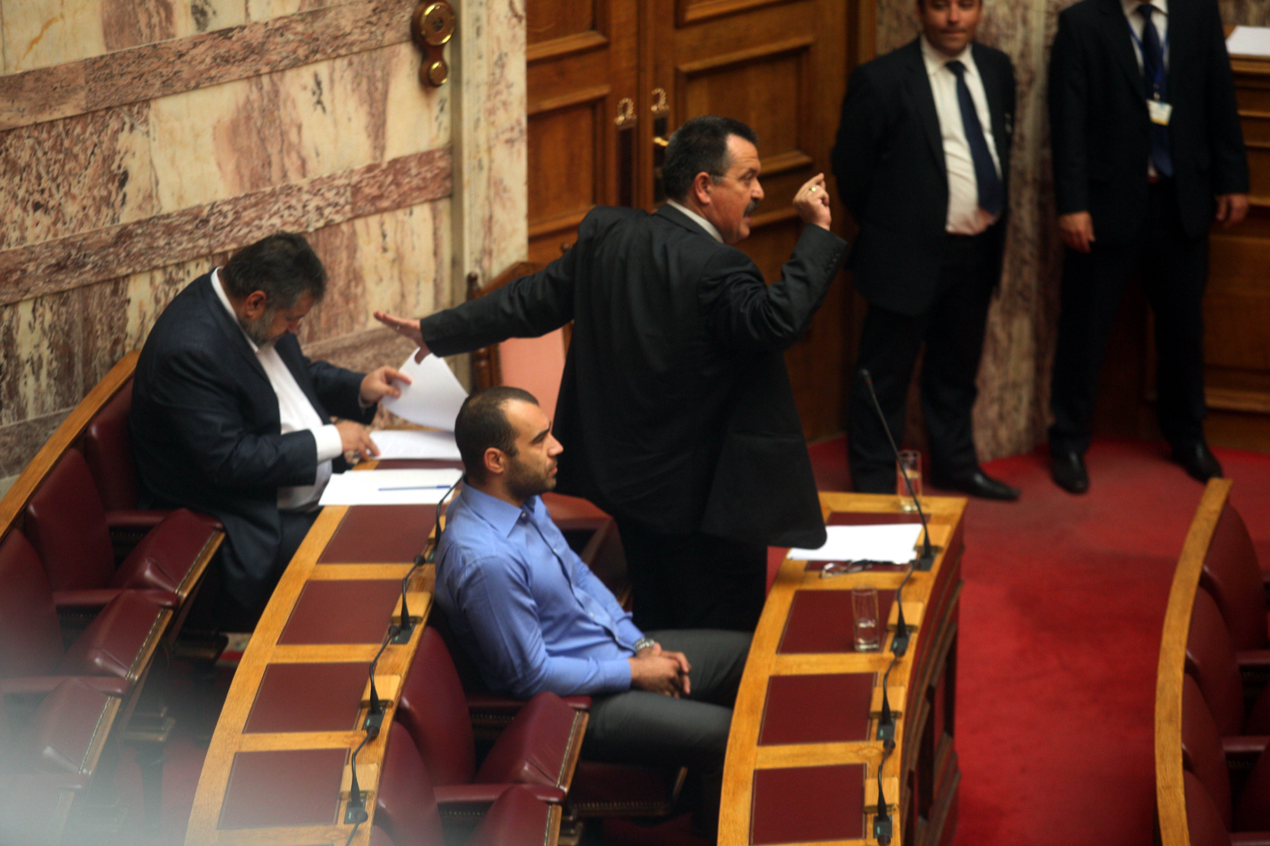Ακούστηκε κι αυτό: Στη Βουλή γίνεται διακίνηση ναρκωτικών!