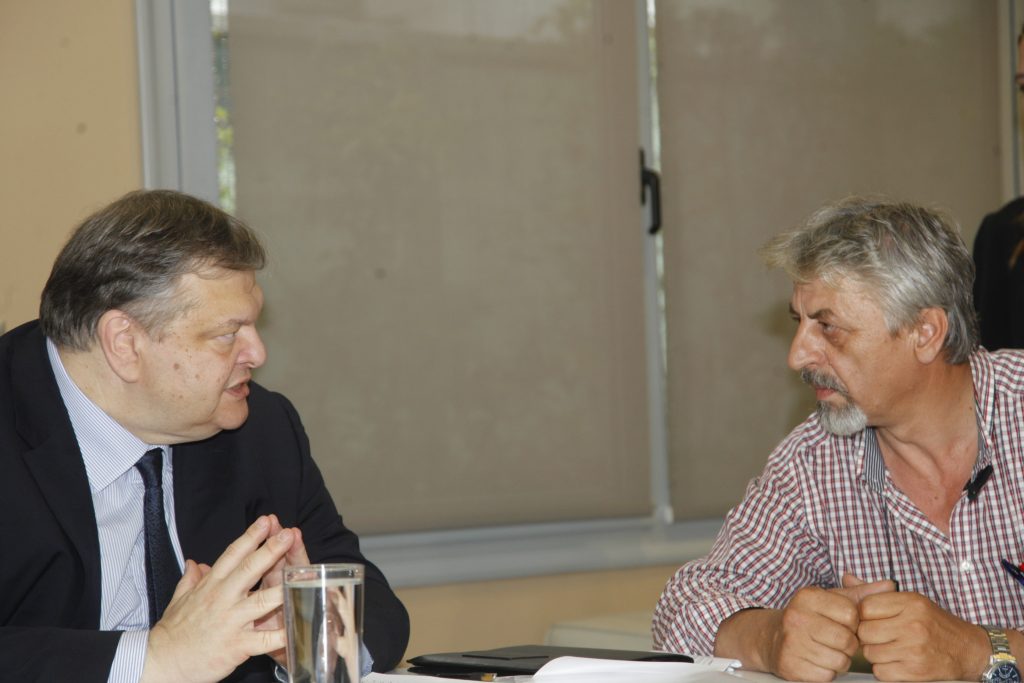Στην κόψη του ξυραφιού ο Βενιζέλος – Εισηγήσεις ακόμα και για έξοδο από την κυβέρνηση