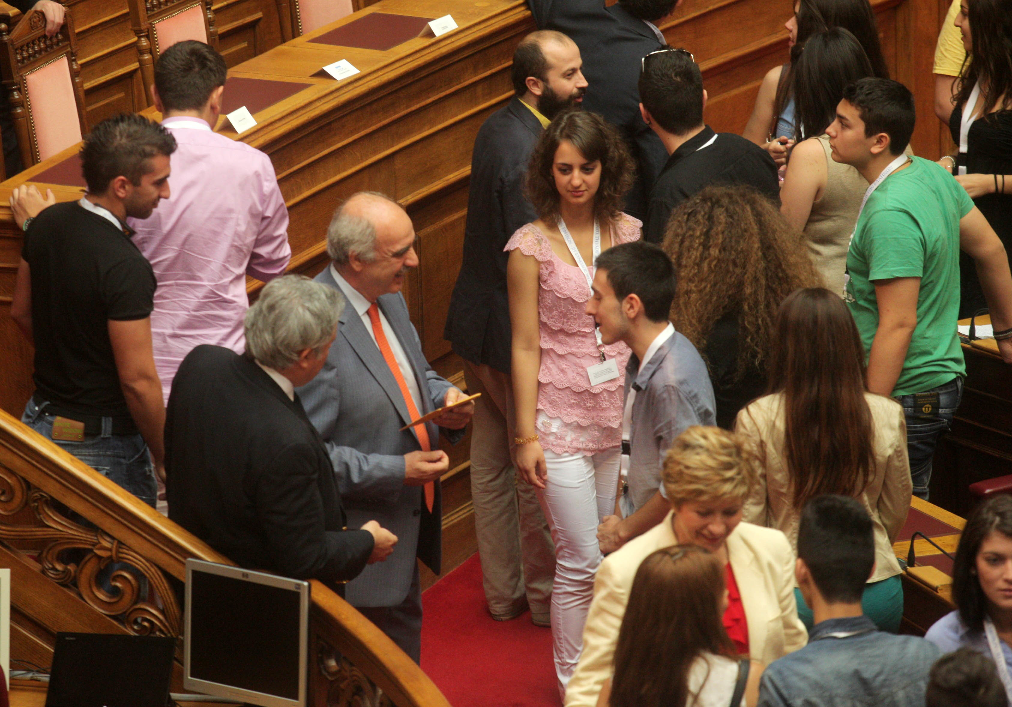 Βουλή των Εφήβων: Θέλουν να την καταργήσουν αλλά…