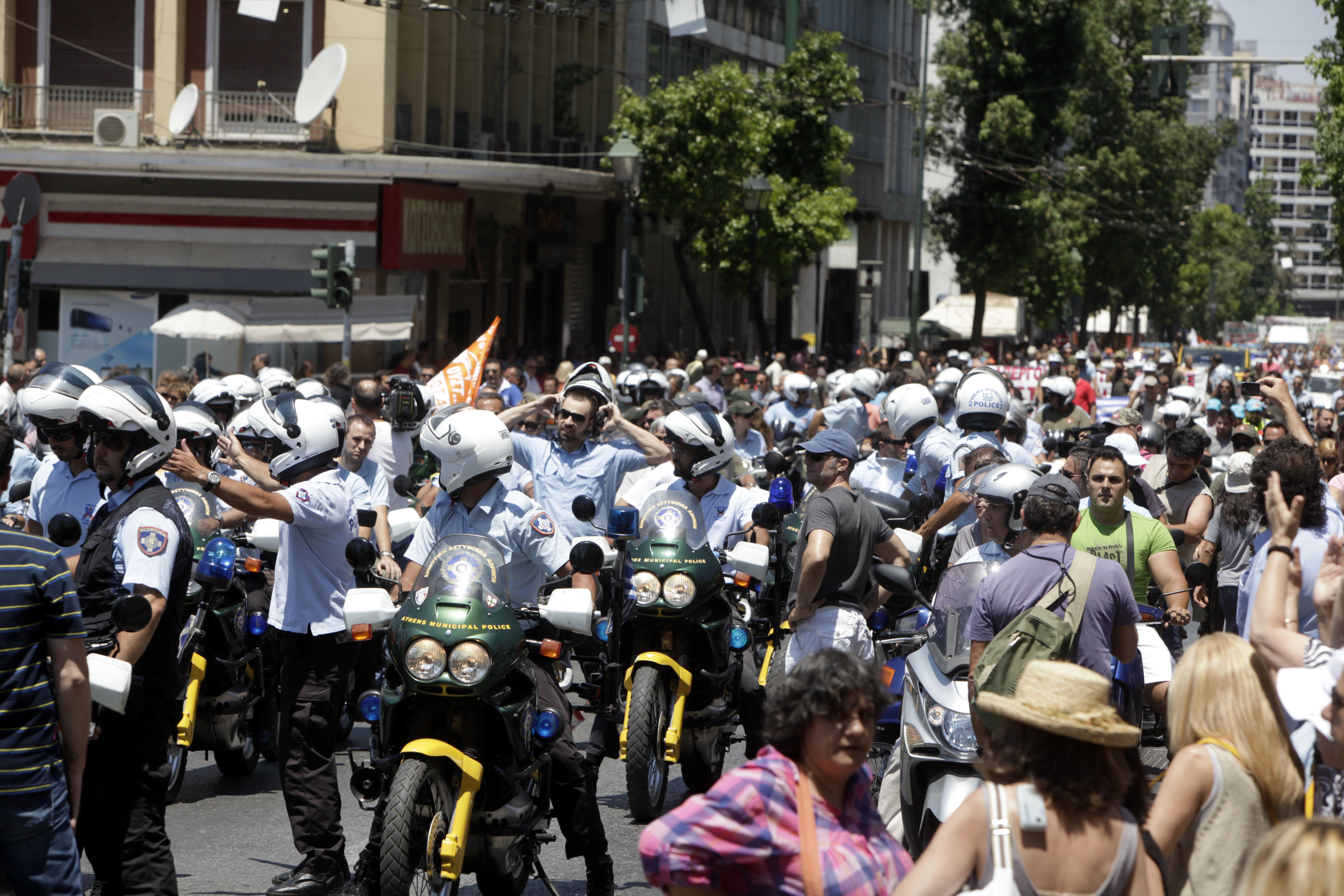 Χιλιάδες εργαζόμενοι στους δήμους έξω από το υπουργείο Εσωτερικών – Κλειστή η Σταδίου μέχρι την Κλαυθμώνος