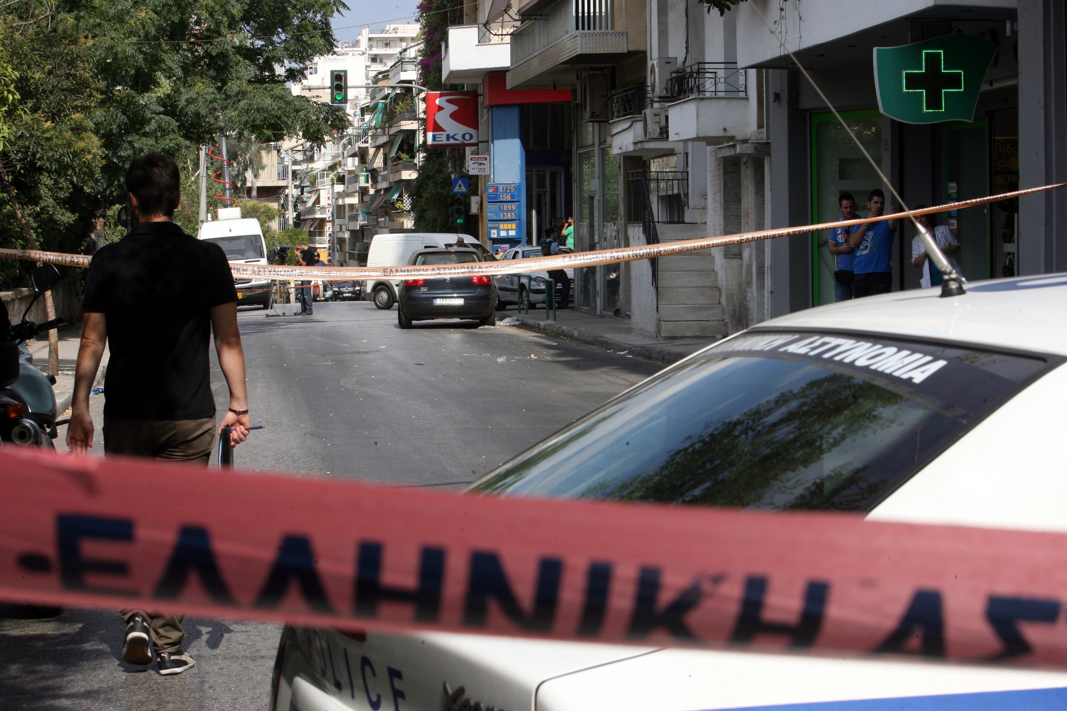 Καθόταν στην πλατεία και είχε στην τσέπη του ένα κινητό και μια χειροβομβίδα!