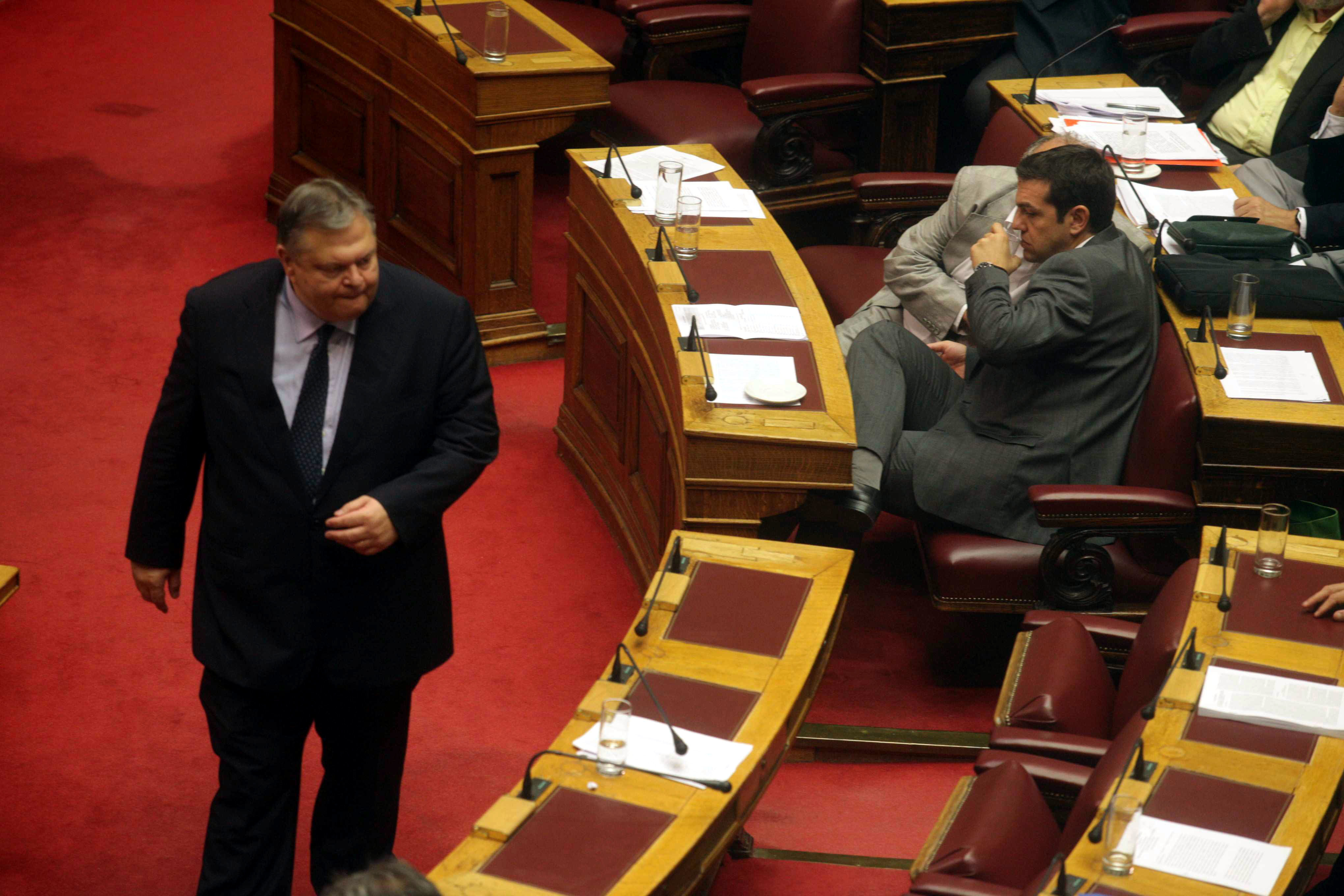 Βενιζέλος: Ντροπή κύριε Τσίπρα να απευθύνετε πρόσκληση αποστασίας!
