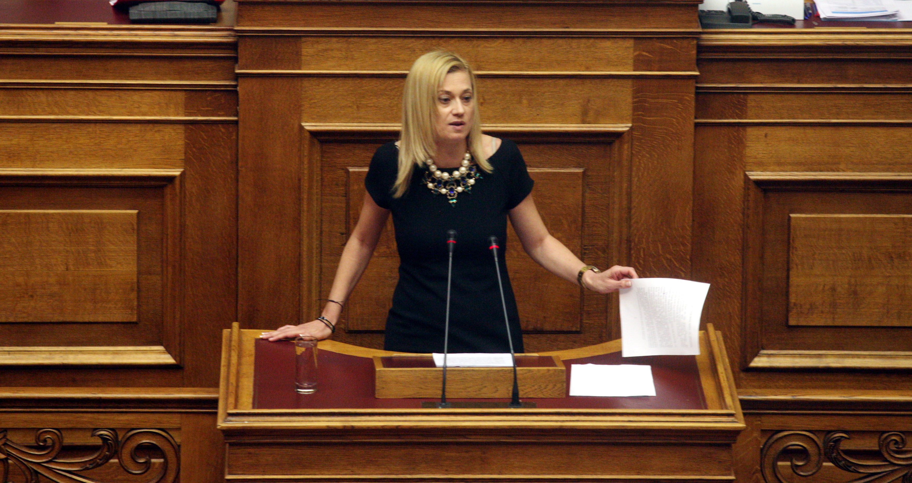 Ραχήλ Μακρή: Η Δημόσια Ραδιοφωνία με συκοφαντεί!