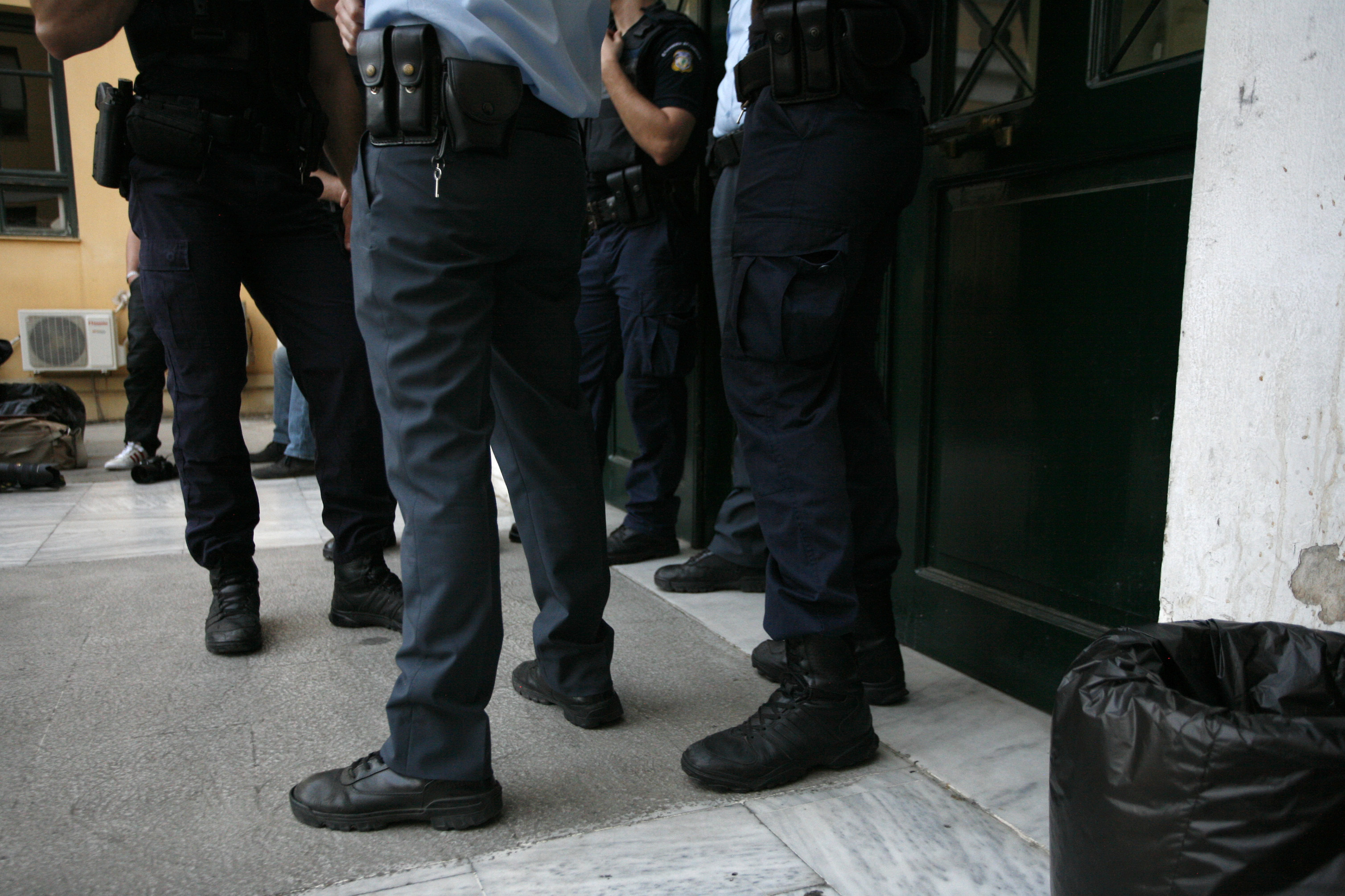 Αστυνομικός με οπλοστάσιο στο σπίτι του – Εξετάζονται σχέσεις με την Χρυσή Αυγή