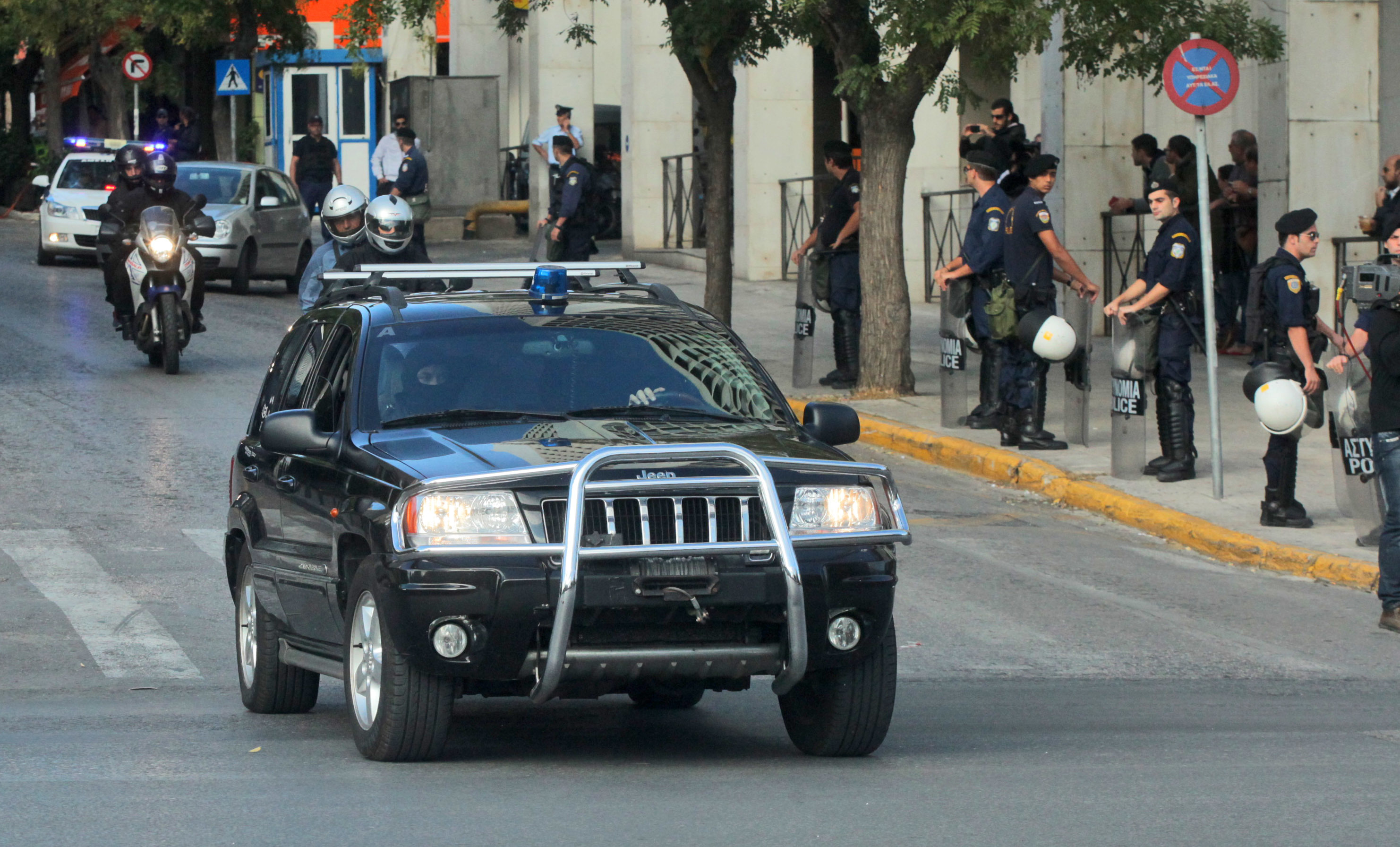 Χειροπέδες σε πρόσωπα κλειδιά που δένουν την εγκληματική οργάνωση