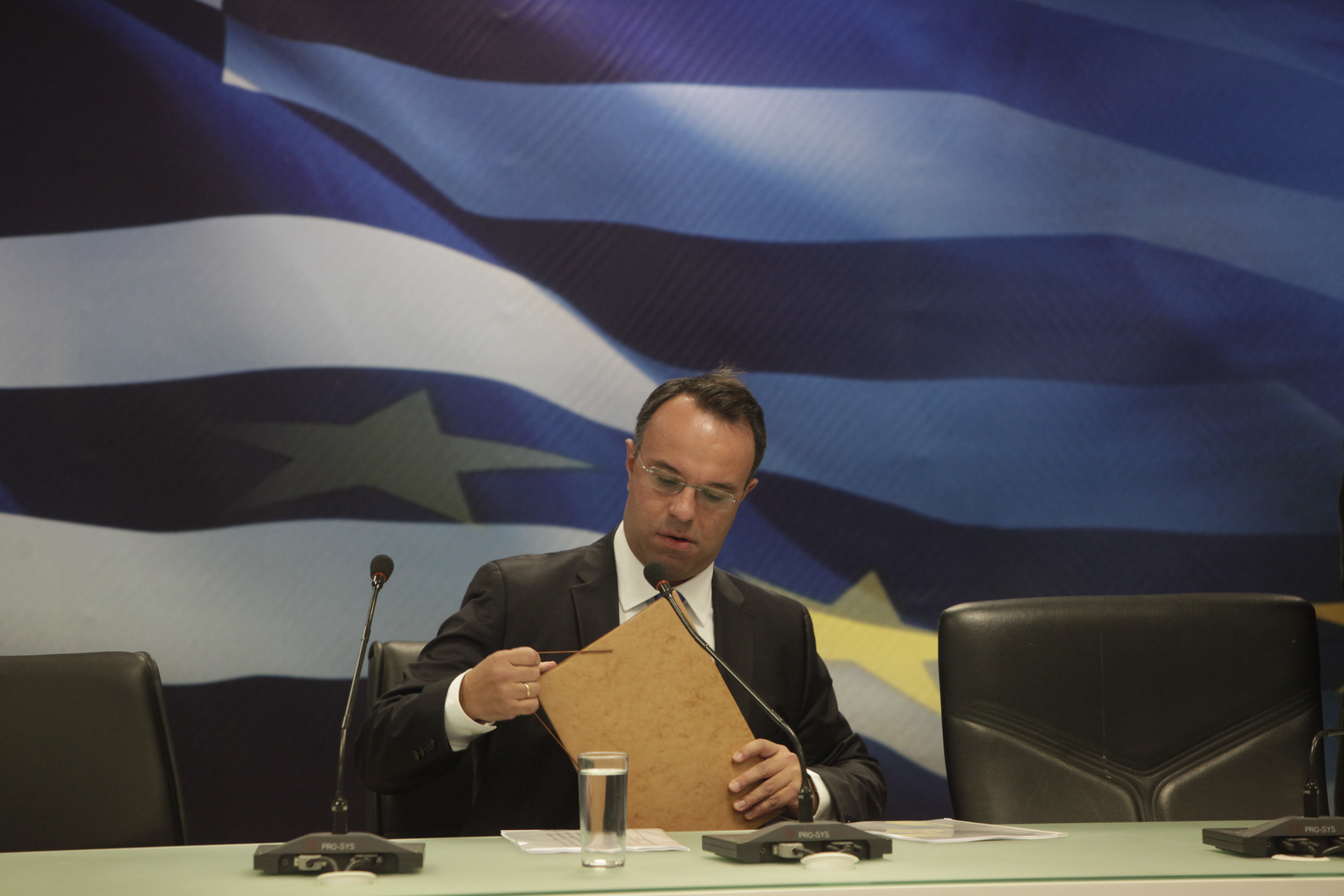Ύφεση 4% και πρωτογενές πλεόνασμα προβλέπει το προσχέδιο προϋπολογισμού – Κατατέθηκε στην Βουλή