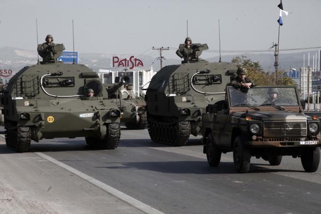 “Βγήκαν τ΄ άρματα” στη Θεσσαλονίκη – Φωτογραφίες από τη δοκιμαστική παρέλαση