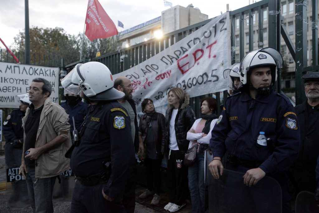 Χουντική επέμβαση η έφοδος λένε ΕΣΗΕΑ και ΠΟΕΣΥ