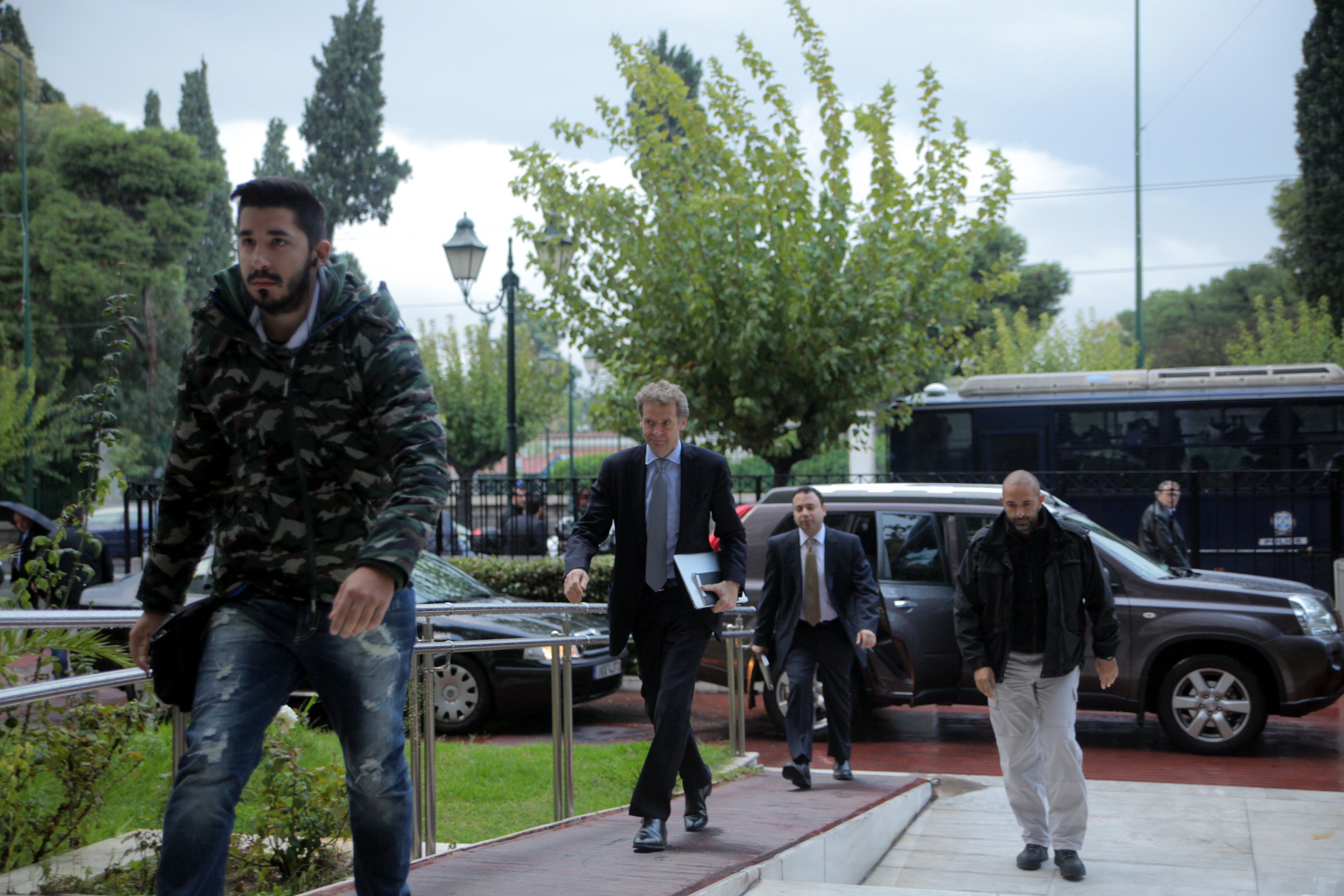 Δημόσιο: Από ΕΡΤ, επίορκους Αμυντικές Βιομηχανίες και συμβασιούχους οι 4.000 απολύσεις έως το τέλος του χρόνου