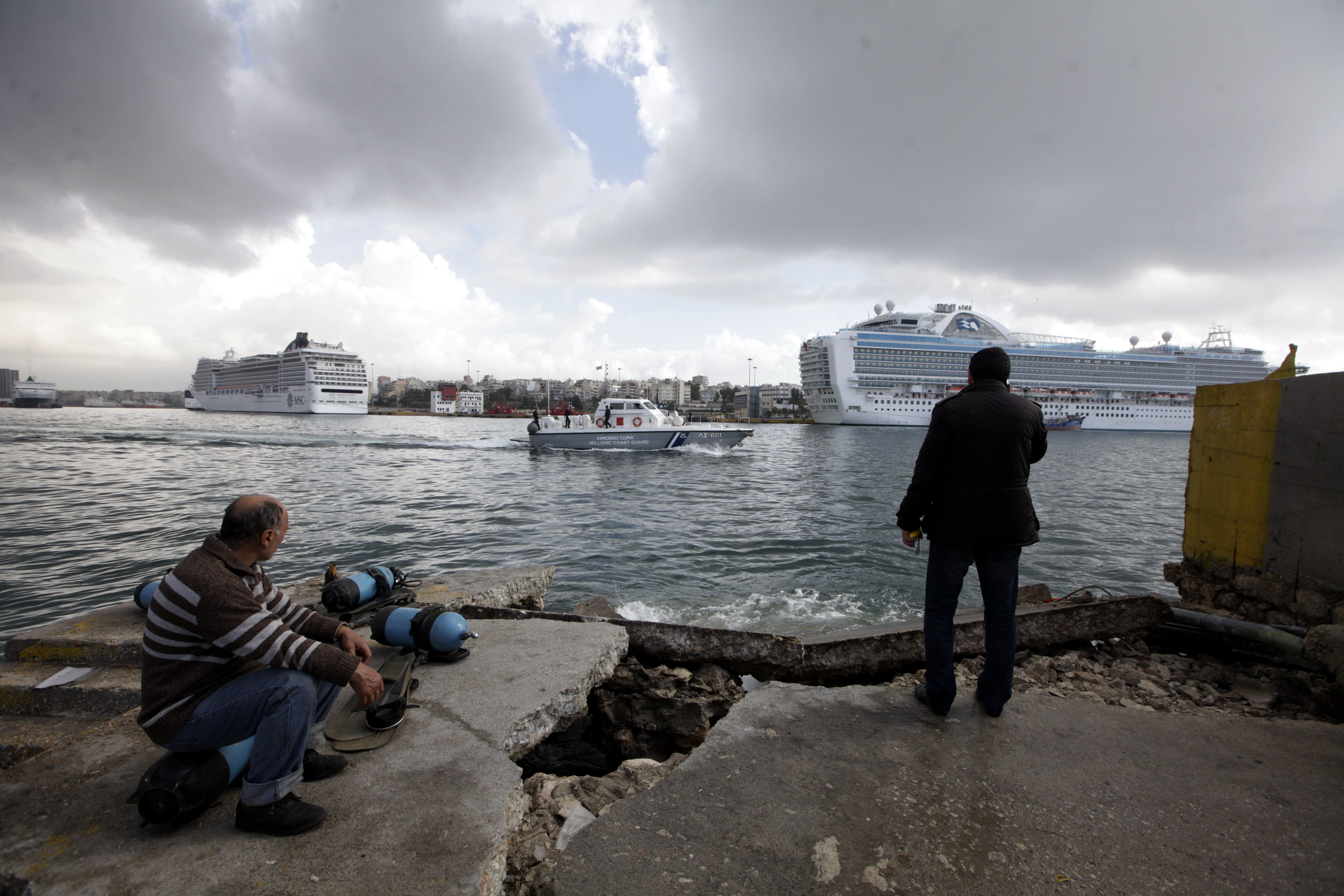 Ο “καιρός” έριξε το κρουαζιερόπλοιο στο λιμάνι του Πειραιά! ΔΕΙΤΕ ΦΩΤΟ