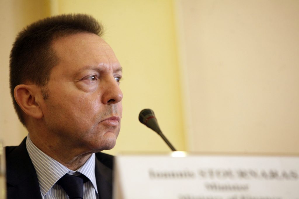 ΠΑΣΟΚ: Δεν τίθεται θέμα απομάκρυνσης Στουρνάρα