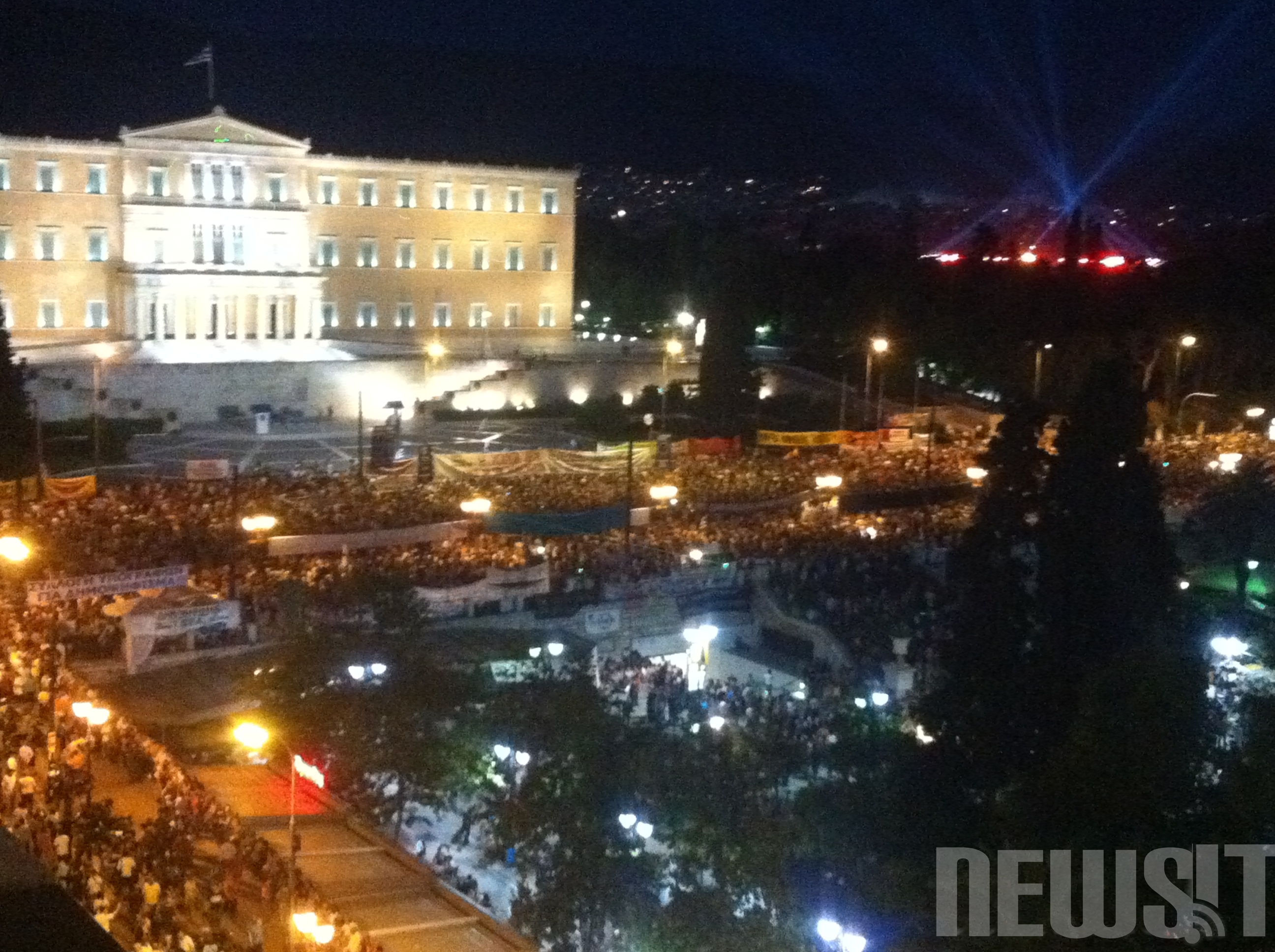 ΩΡΑ 21.45 Ξαναβούλιαξε το Σύνταγμα