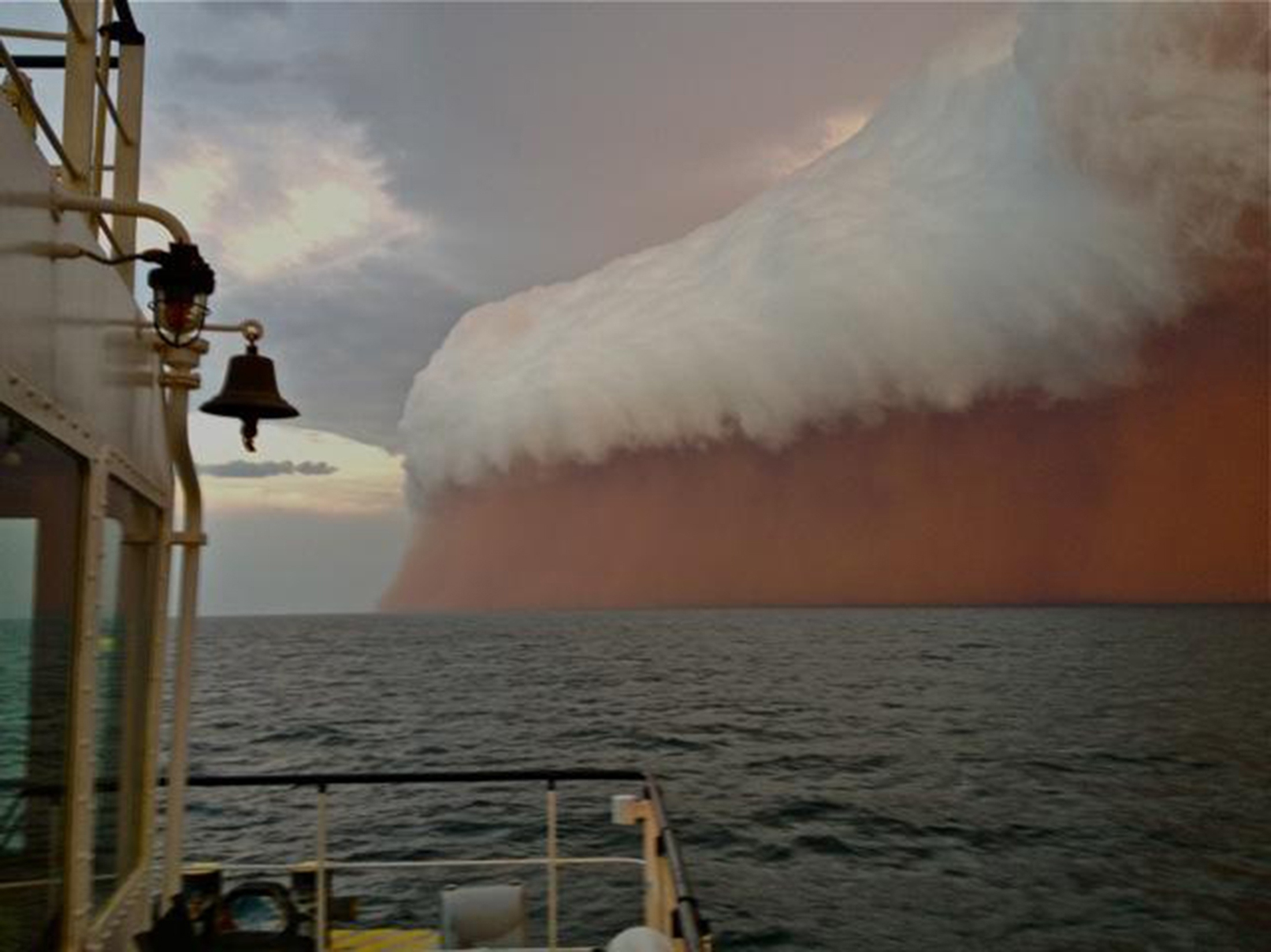 Типы штормов. Причудливая пыльная буря на Западном побережье Австралии. Необычные природные явления. Самые необычные явления в мире. Гигантский шторм.