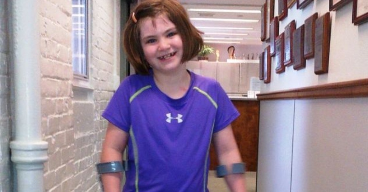 Το 7χρονο κοριτσάκι που έχασε το πόδι του στην επίθεση της Βοστόνης, μαθαίνει να περπατάει με πρόσθετο μέλος (ΦΩΤΟ)