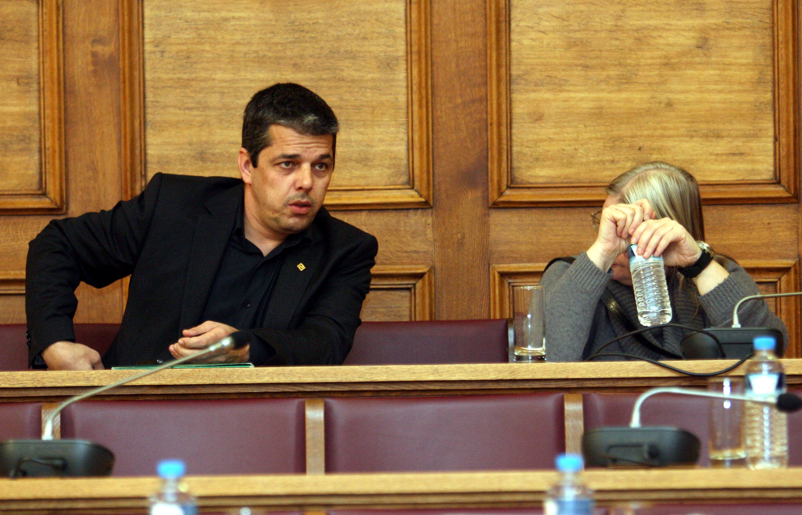 Στην Ευελπίδων ο βουλευτής της Χρυσής Αυγής Στάθης Μπούκουρας – “Ήρθα να θέσω εαυτόν στη διάθεση της Δικαιοσύνης” είπε