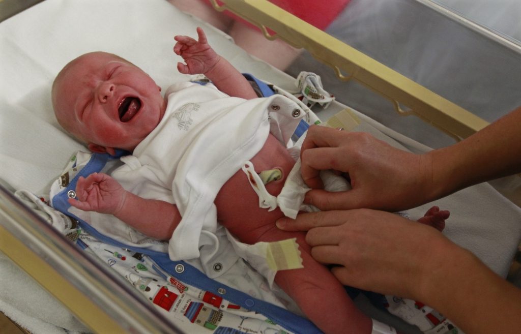 Νόμισαν ότι το μωρό γεννήθηκε νεκρό και το έβαλαν σε μια σακούλα!