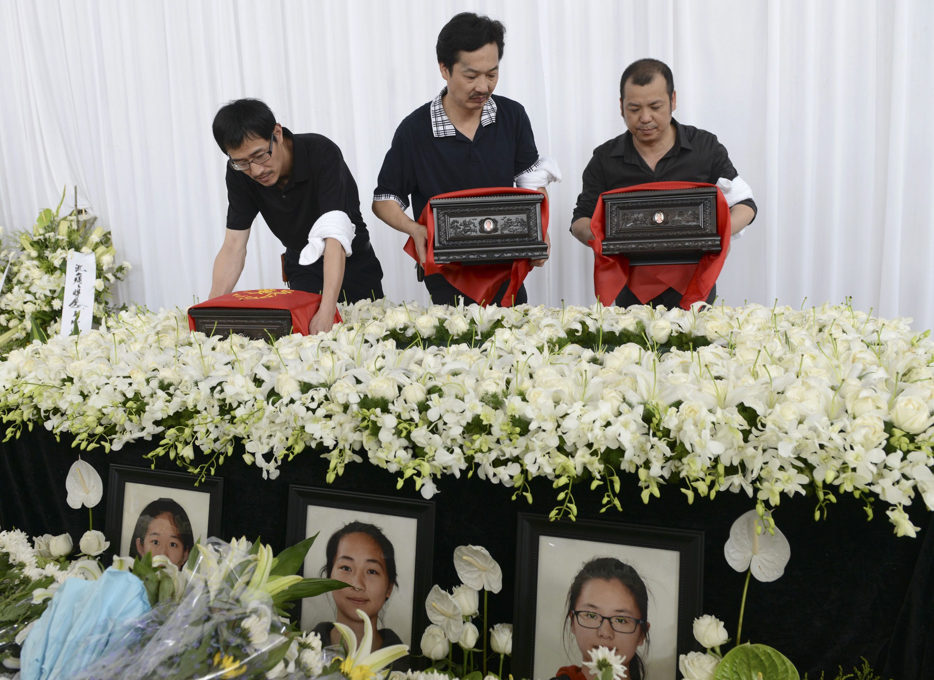 Οι γονείς των τριών κοριτσιών που σκοτώθηκαν στην πτήση σε ειδική τελετή στην μνήμη τους ΦΩΤΟ REUTERS