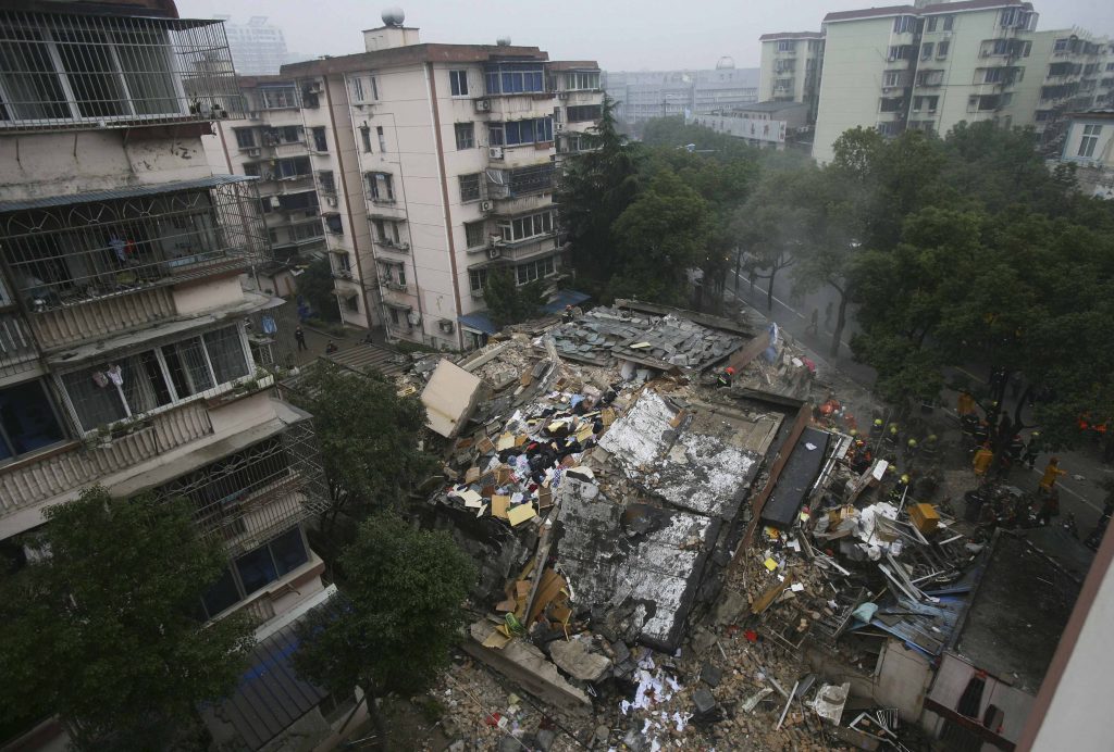 Δυο πολυκατοικίες κατέρρευσαν σαν χάρτινοι πύργοι!