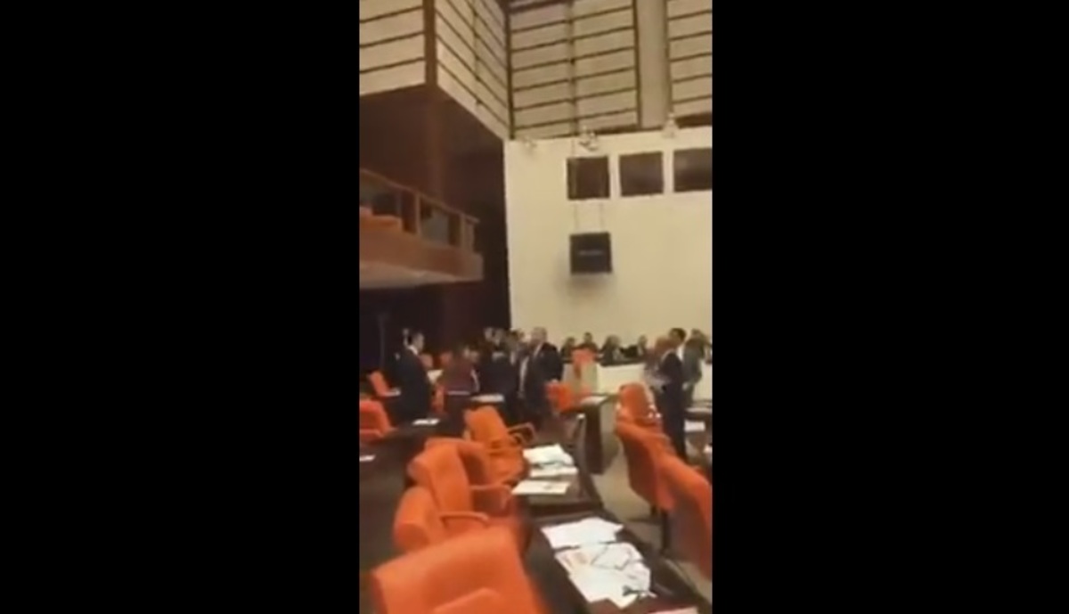 Τουρκία: Ξανά ξύλο στην Εθνοσυνέλευση! ΒΙΝΤΕΟ